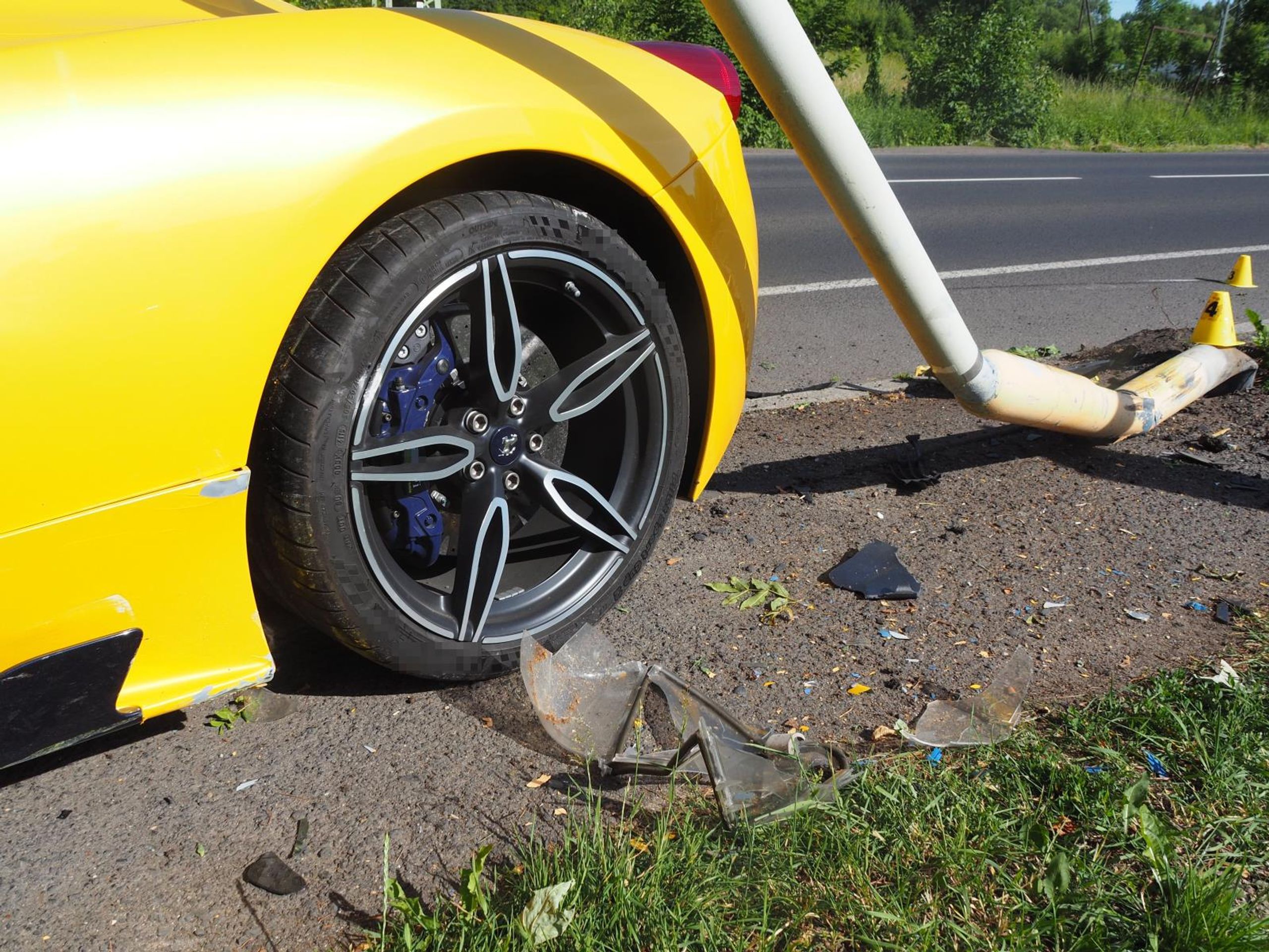 Řidič rozbil žluté ferrari o sloup veřejného osvětlení - Řidič rozbil žluté ferrari o sloup veřejného osvětlení (3/4)