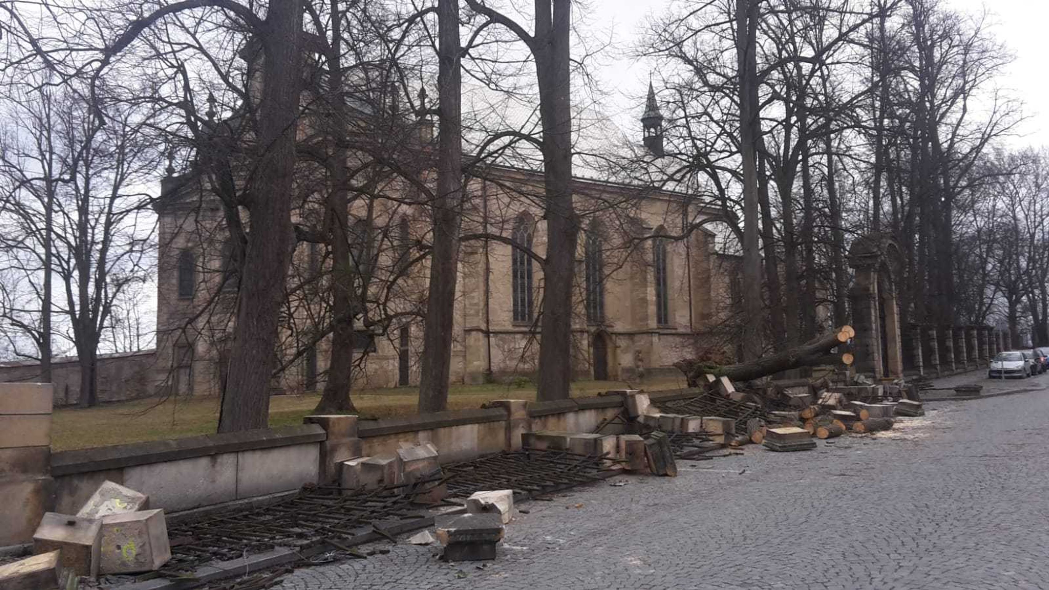 Strom spadl na zeď kostela Svaté trojice v Rychnově nad Kněžnou - 1 - GALERIE: V Česku udeřil silný vítr (23/26)