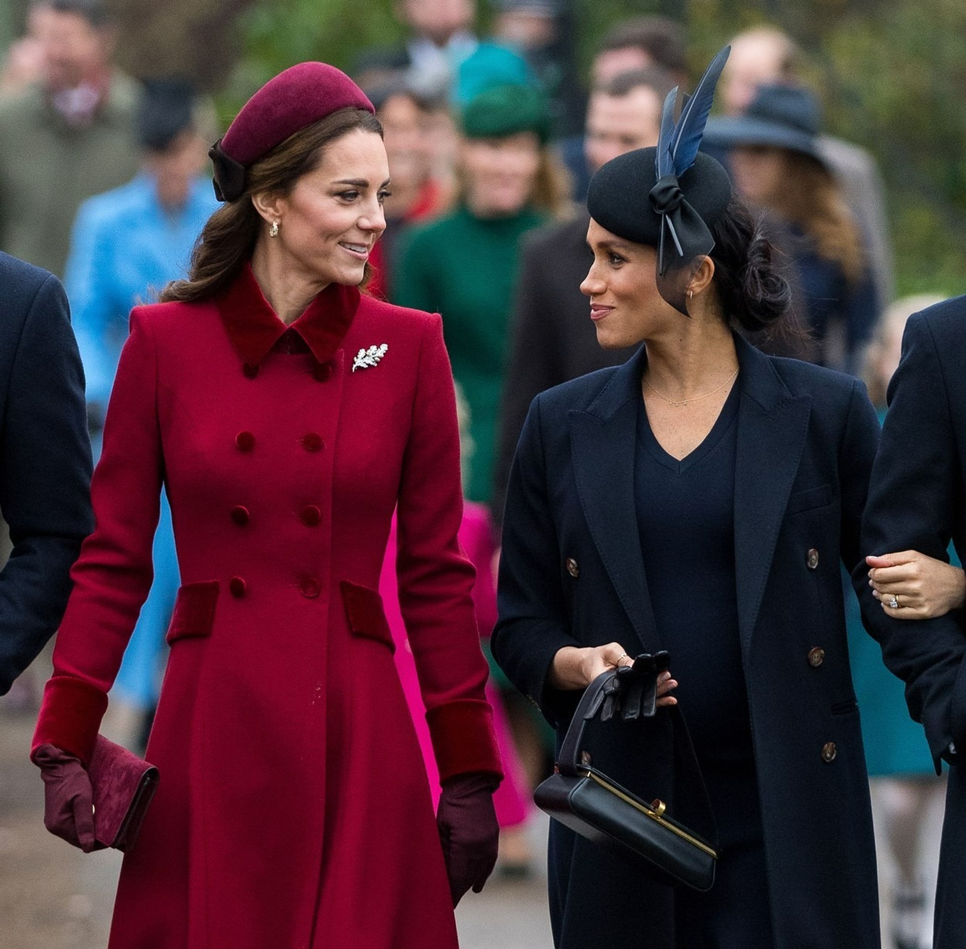 Kate Middleton a Meghan Markle - Královská etiketa - oblékání (12/22)