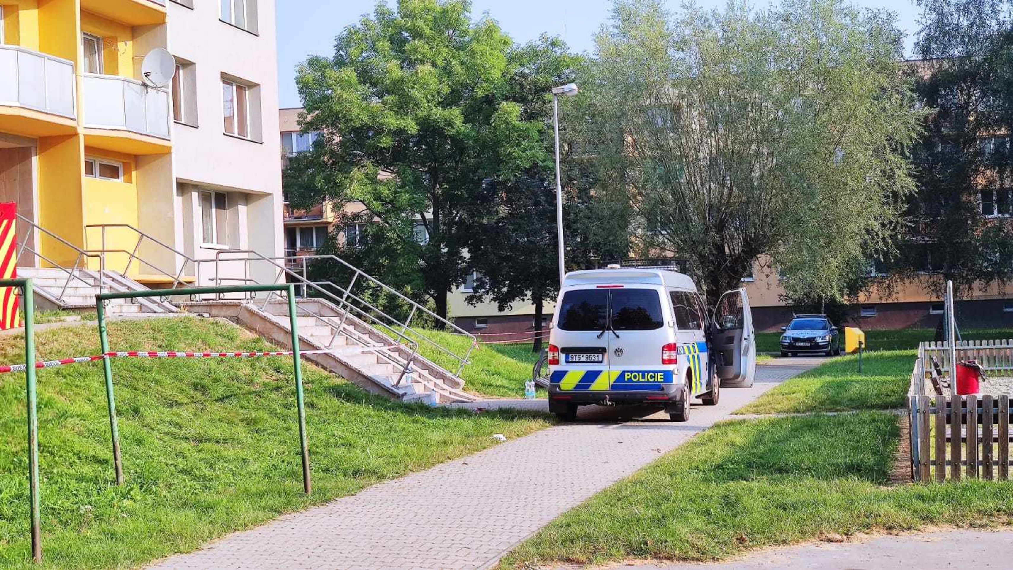 Místo tragického požáru v Bohumíně hlídají policisté, je obehnané páskou - 2 - GALERIE: Tragický požár v Bohumíně - situace v neděli (3/8)