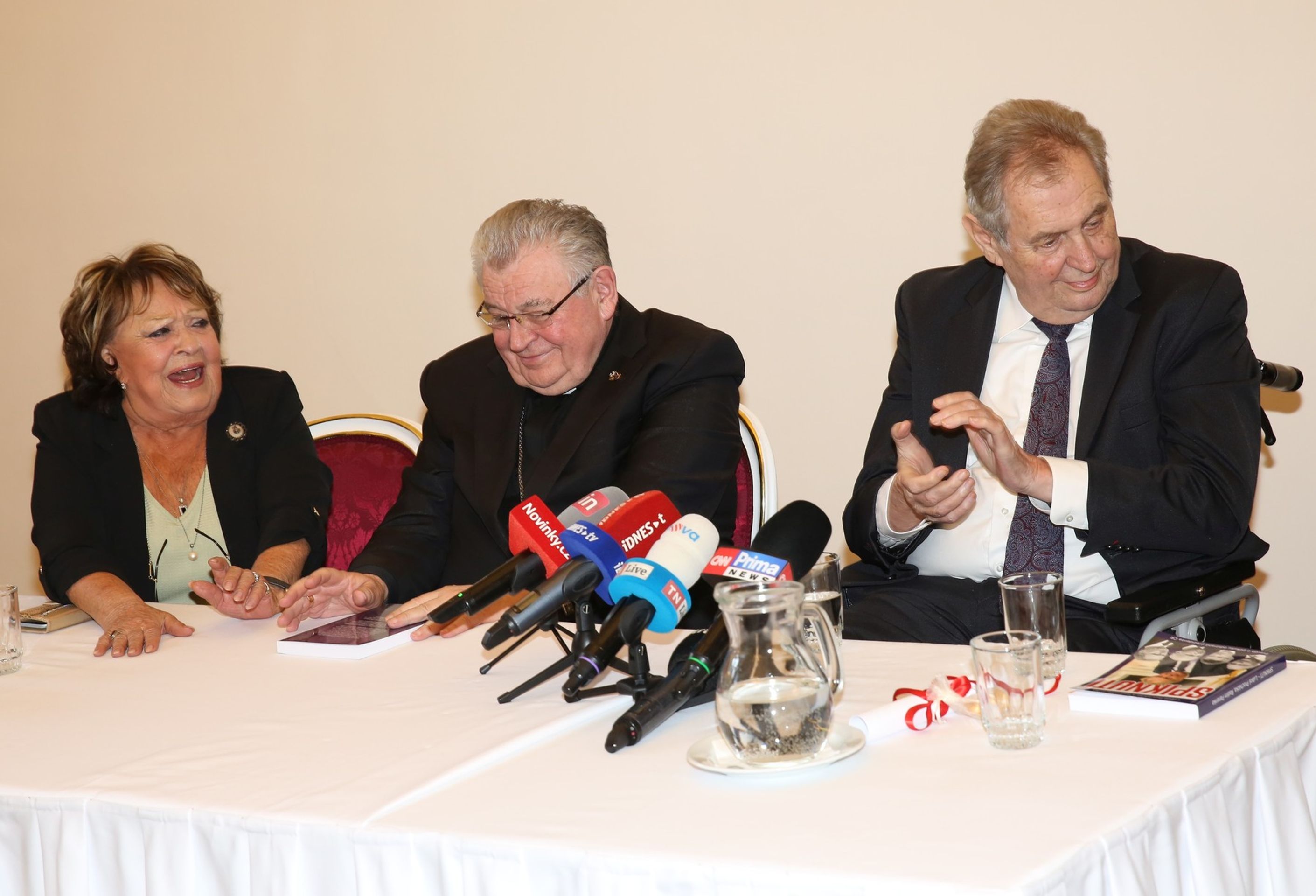Jiřina Bohdalová, Dominik Duka a Miloš Zeman, 16. 4. 2024 - Jiřina Bohdalová a Miloš Zeman (1/6)