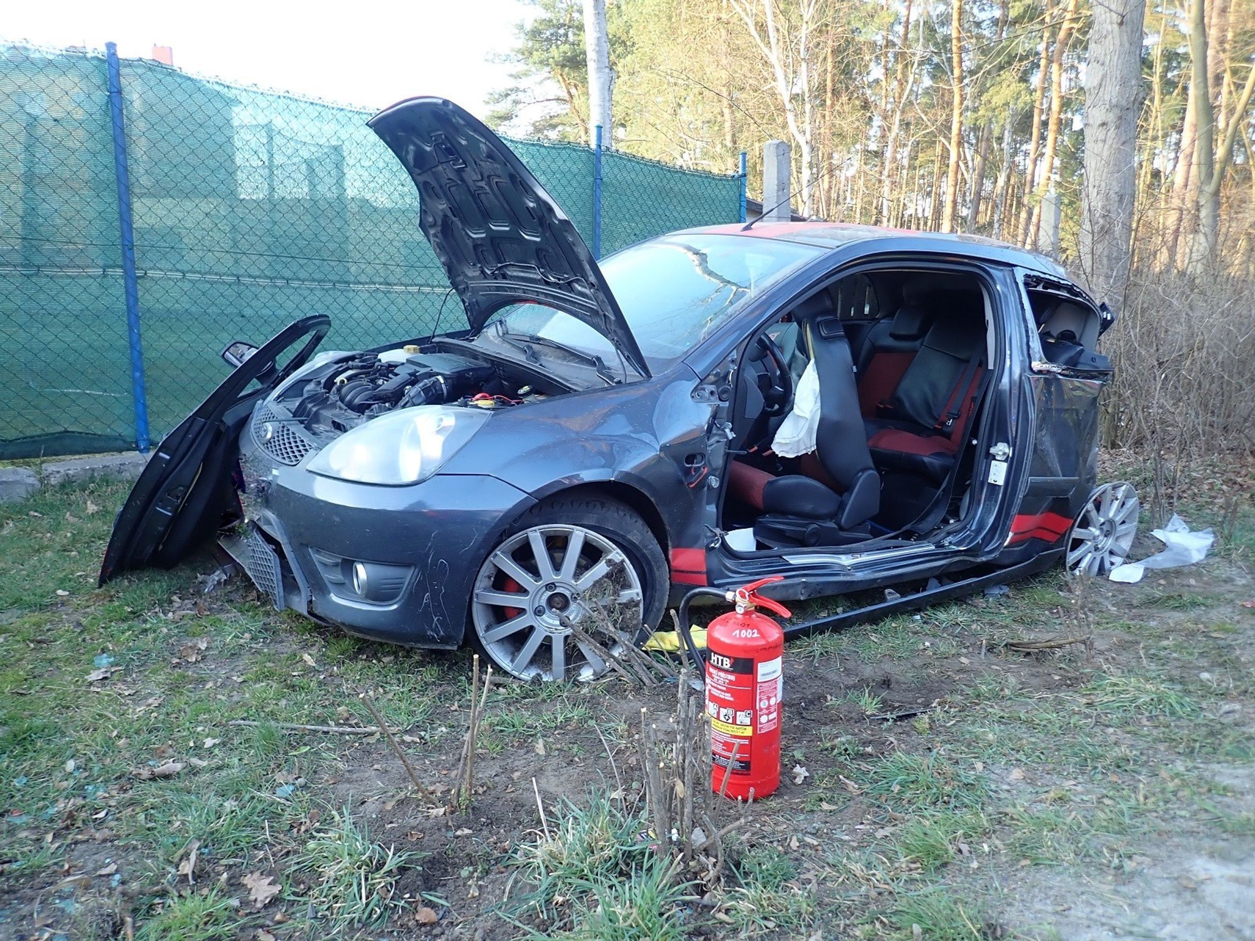 Při vážné nehodě u Máchova jezera se zranilo pět lidí - 3 - GALERIE: Při vážné nehodě u Máchova jezera se zranilo pět lidí (2/4)