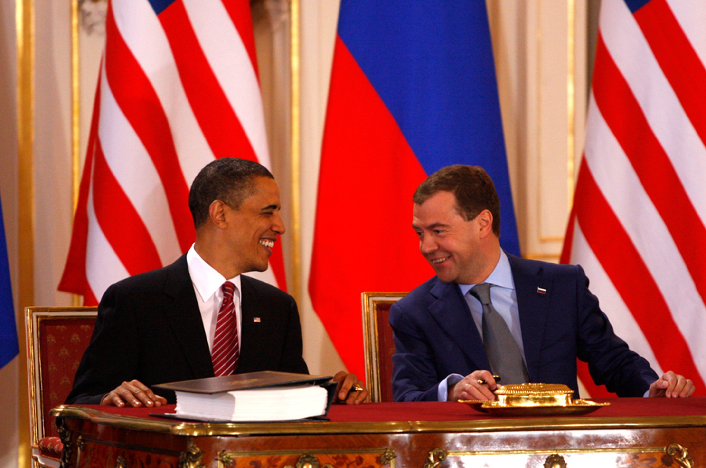 Obama a Medveděv-12 - GALERIE: Obama a Medveděv podepisují smlouvu o odzbrojení (17/26)