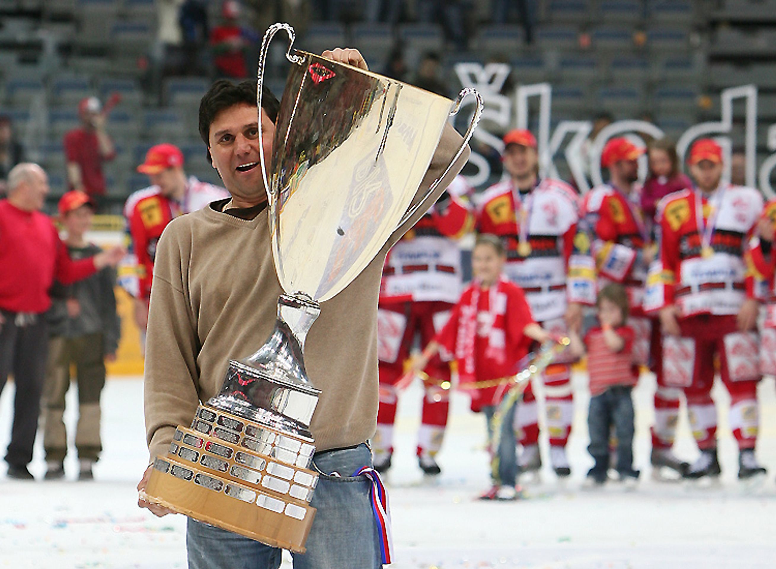 HC Slavia Praha získala mistrovský titul - Videa fanoušků: Růžička a spol. jsou mistry! (10/16)