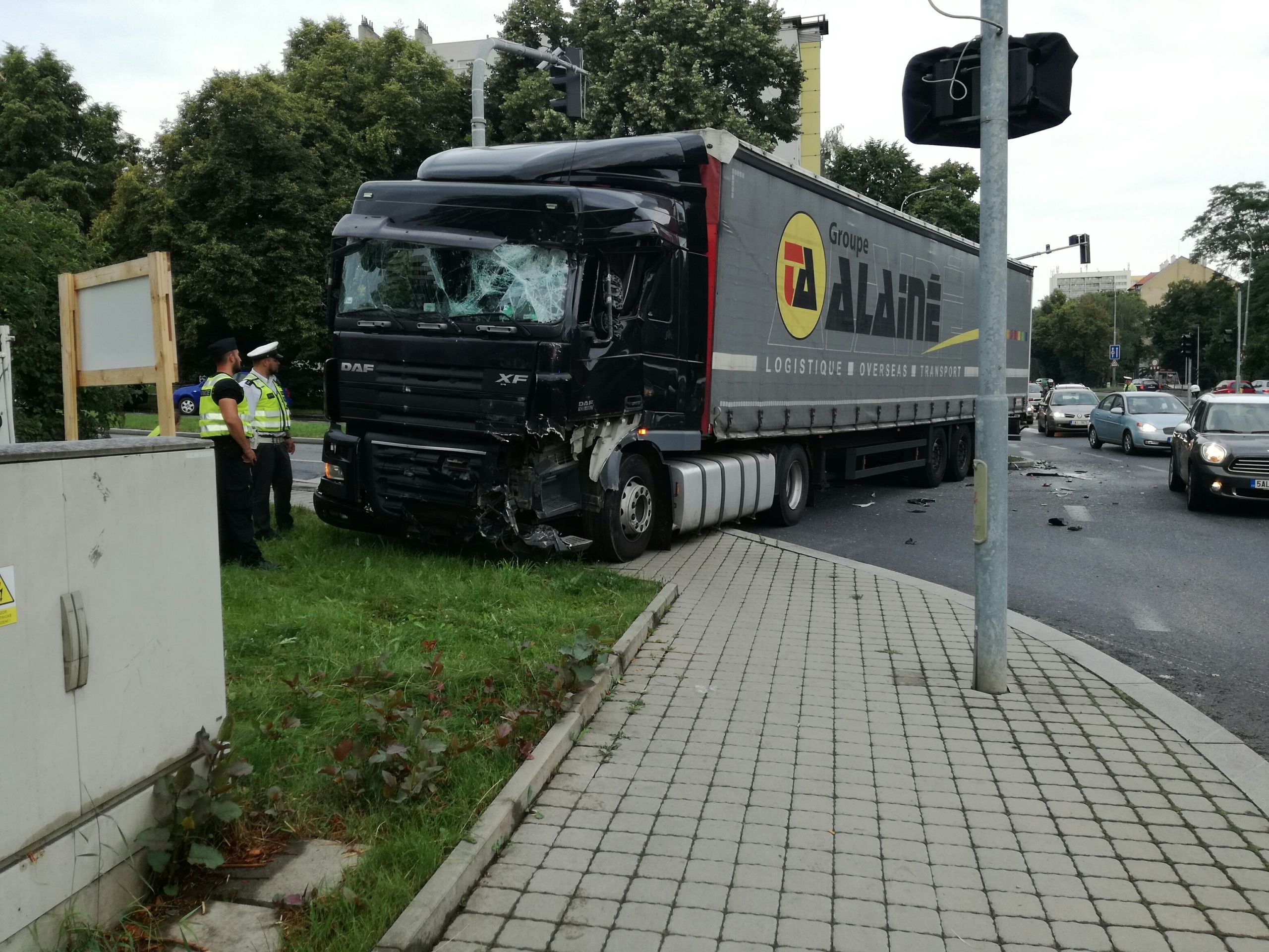 Srážka autobusu a kamionu v Praze - 2 - GALERIE: Nehoda kamionu a autobusu v Praze (2/9)