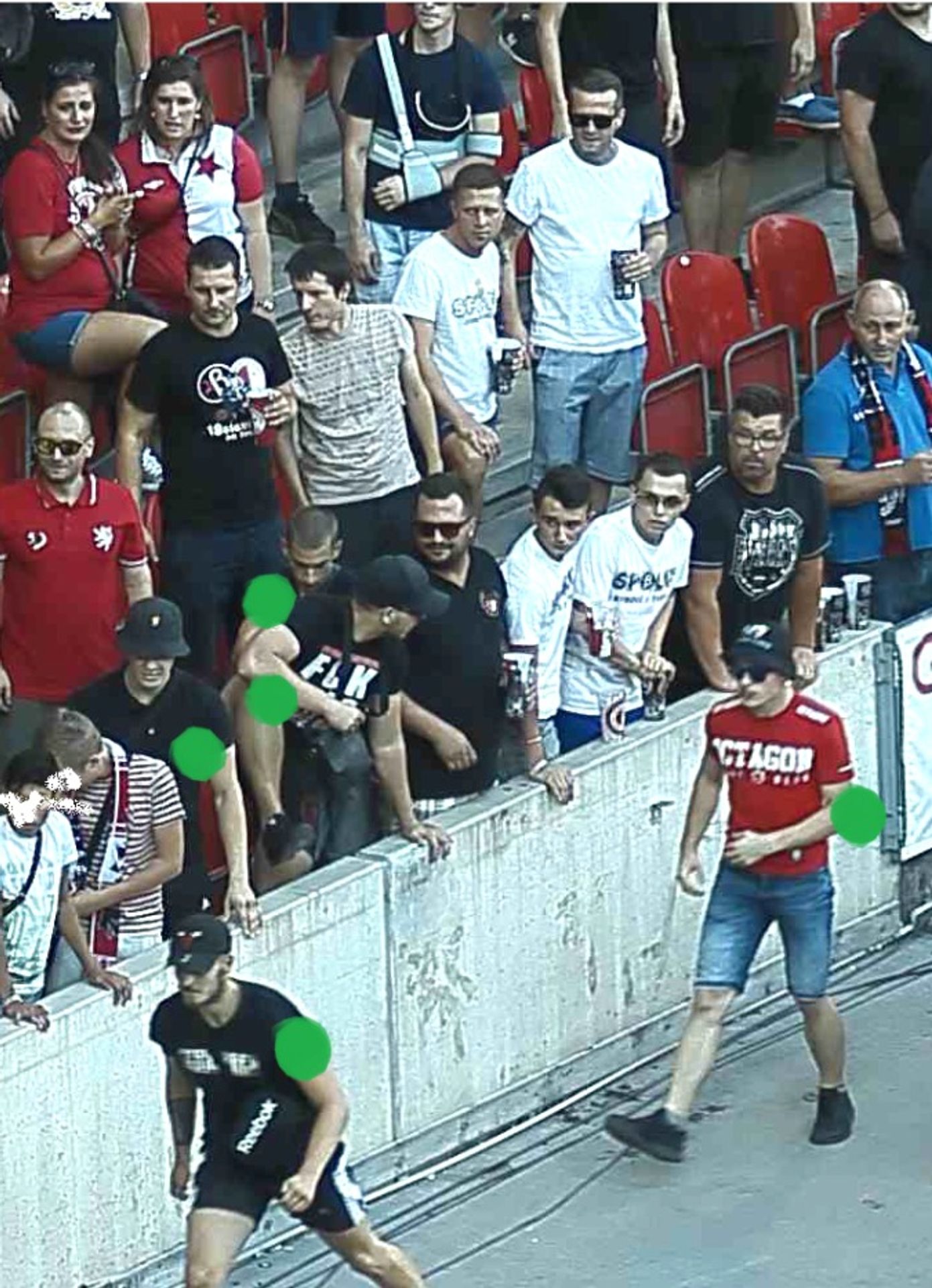 Pátrání po mužích podezřelých z výtržnictví na fotbalovém stadionu - 8 - GALERIE: Pátrání po mužích podezřelých z výtržnictví na fotbalovém stadionu (6/9)