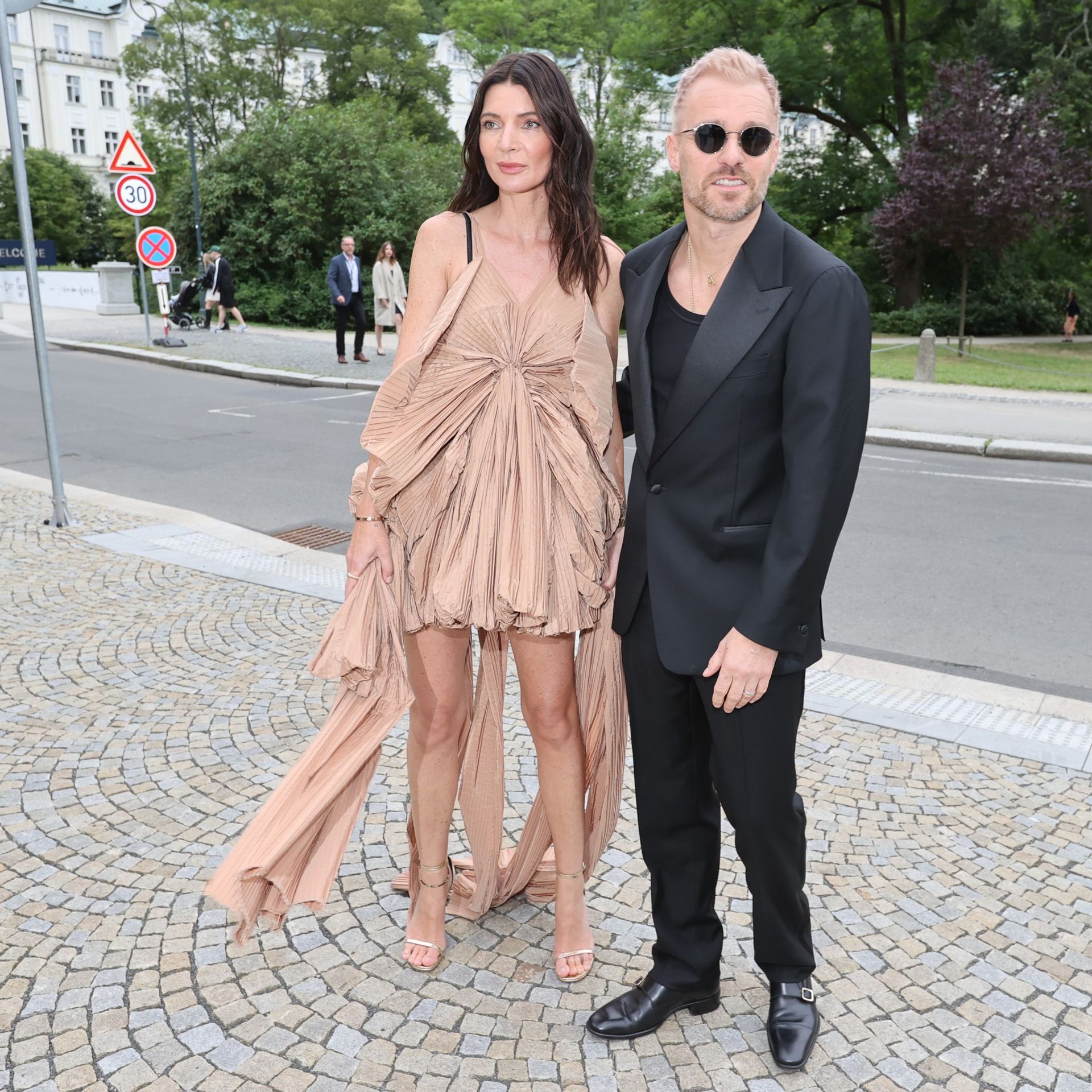 Leoš Mareš s manželkou Monikou na festivalu v Karlových Varech - Leoš Mareš v Karlových Varech šokoval blonďatými vlasy (3/5)