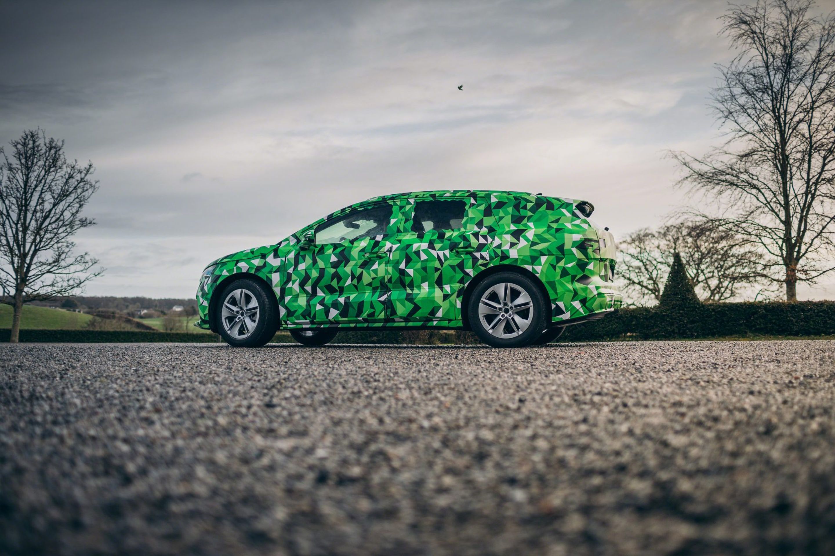 Škoda Enyaq iV - 42 - Fotogalerie: Zamaskovaný prototyp elektrického crossoveru Škoda Enyaq (7/20)