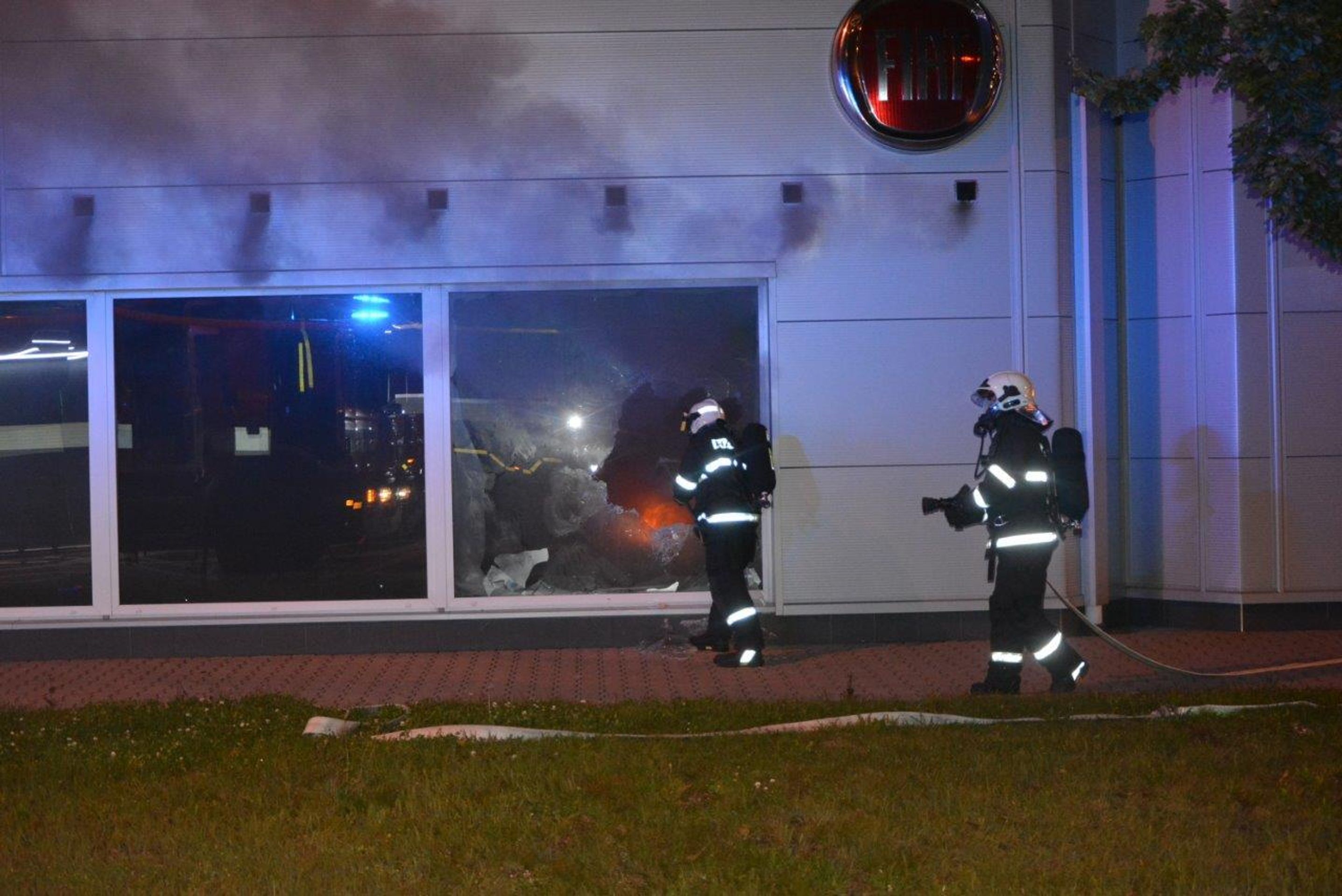 Požár autosalonu v Mladé Boleslavi - 2 - GALERIE: Požár autosalonu v Mladé Boleslavi (10/11)
