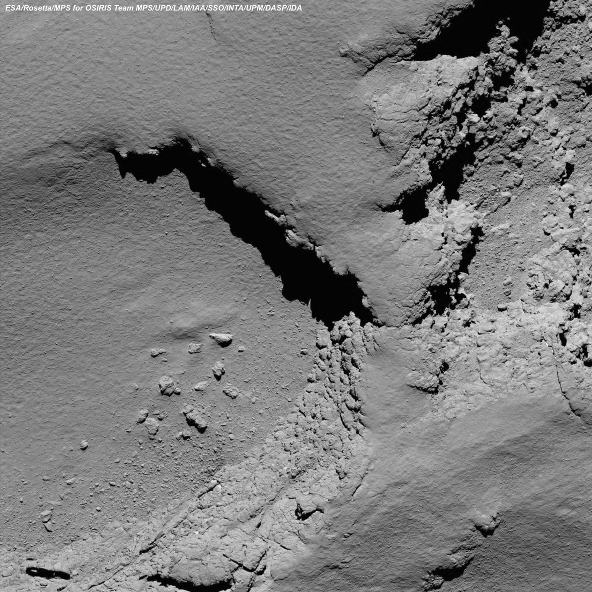 Detailní snímek komety z výšky 5,8 kilometrů nad povrchem - GALERIE: Poslední okamžiky vesmírné sondy Rosetta (4/6)