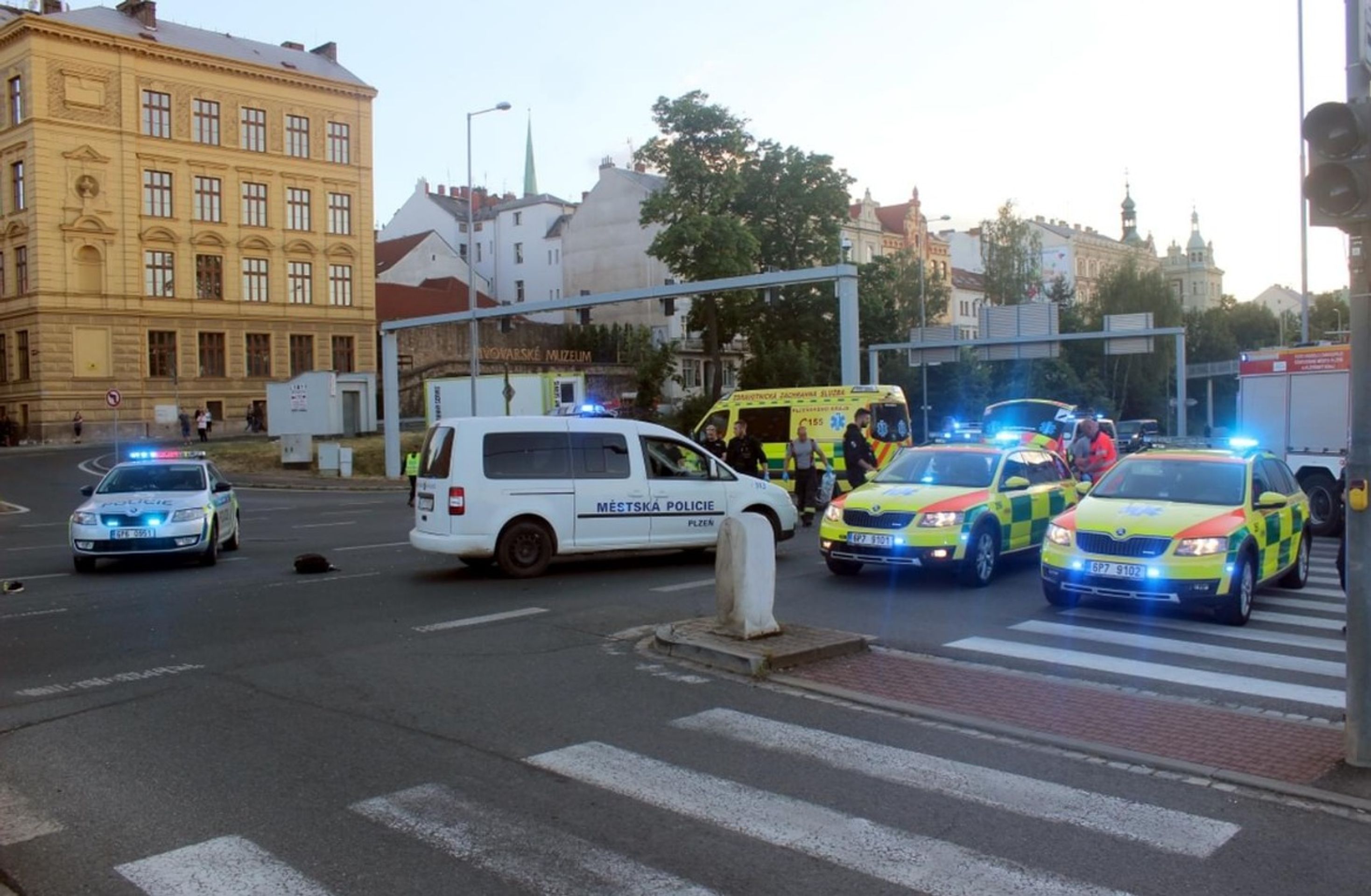 Auto srazilo v Plzni na přechodu dvě děti - 8 - GALERIE: Auto srazilo na přechodu v Plzni dvě děti (8/9)
