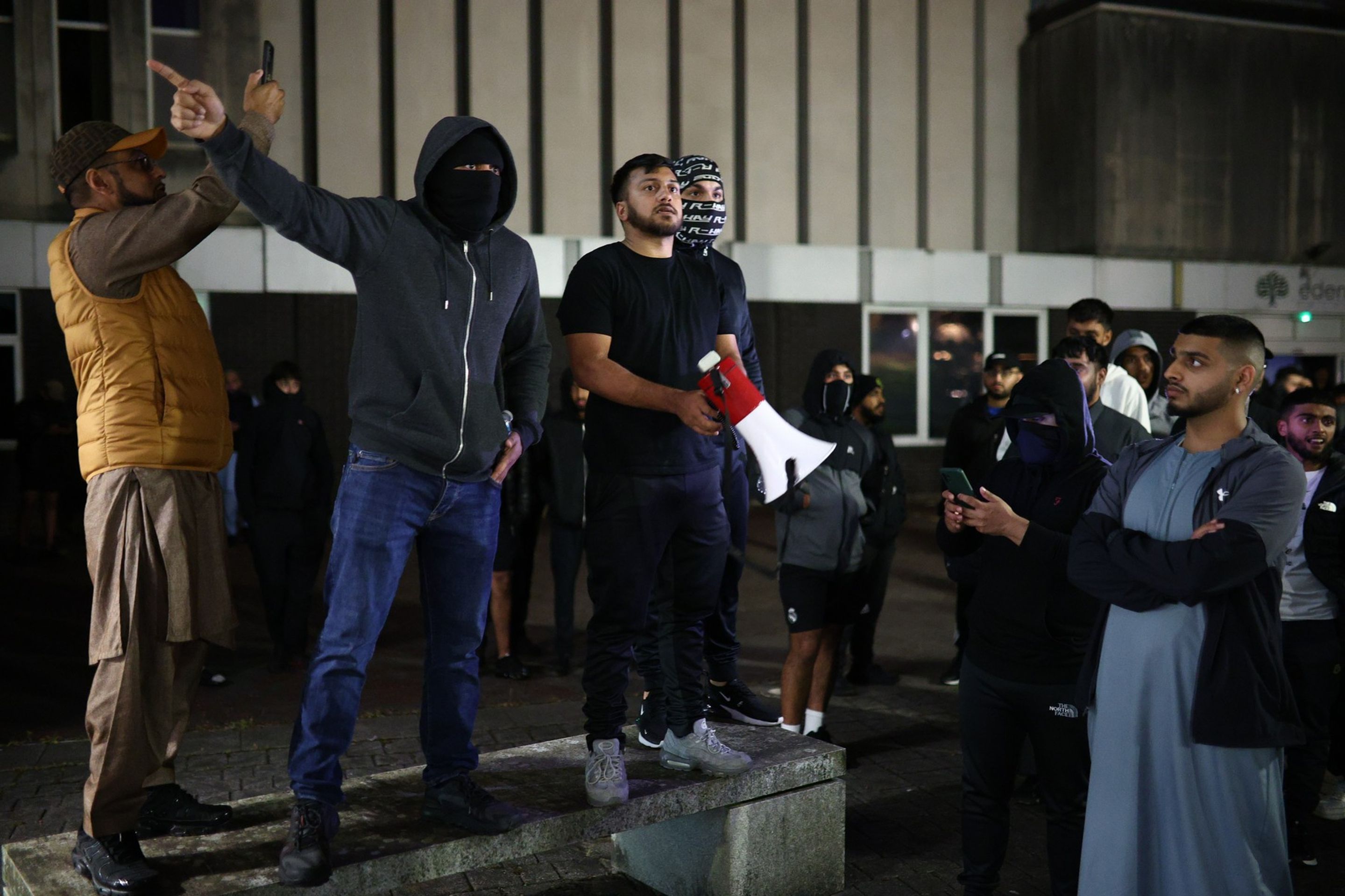 Incident na letišti v Manchesteru vyvolal protesty (2) - Policista kopal agresivního muže do hlavy (3/4)