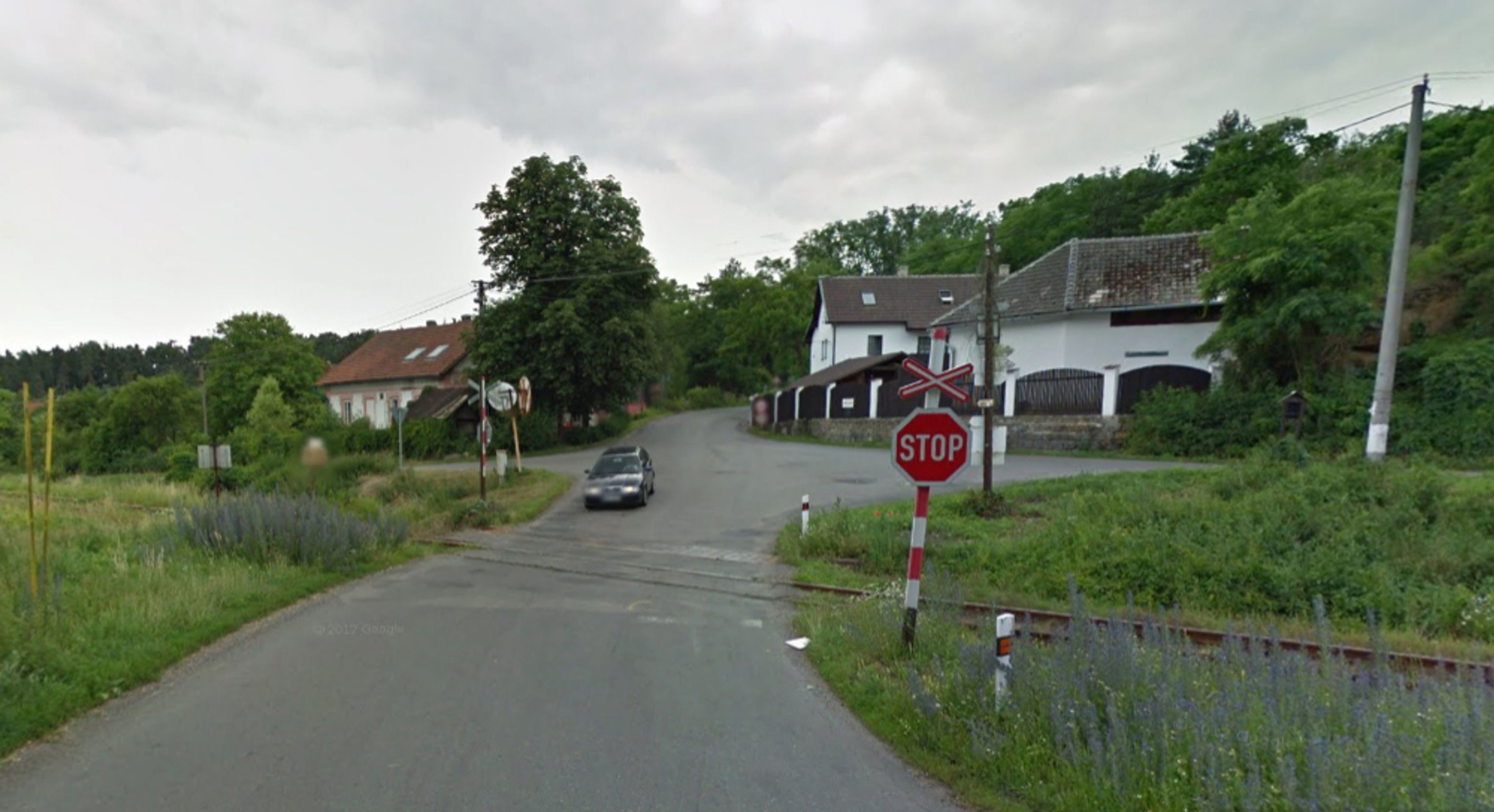 Nebezpečné přejezdy: P 3022, Mělník - Mladá Boleslav hl. nádraží, Středočeský kraj - přejezd bez světel, ŘEŠENÍ: se závorami. DŮVOD: Jedná se o frekventovaný přejezd v blízkosti nepřehledné silniční křižovatky, nehodovost - GALERIE: Nebezpečné přejezdy - Středočeský kraj, Vysočina (3/16)