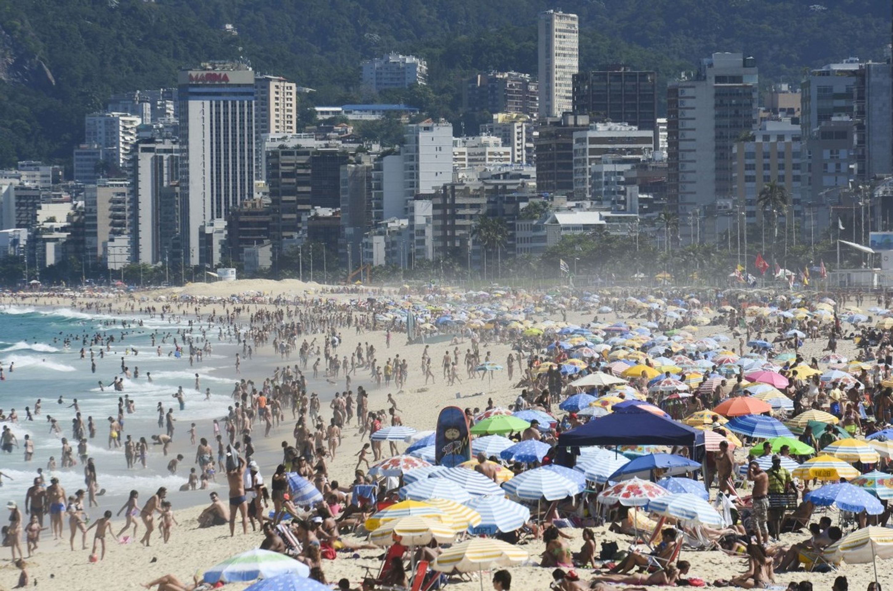 Šílené pláže - Přeplněná pláž - Rio de Janeiro - GALERIE: Šílené pláže (4/7)