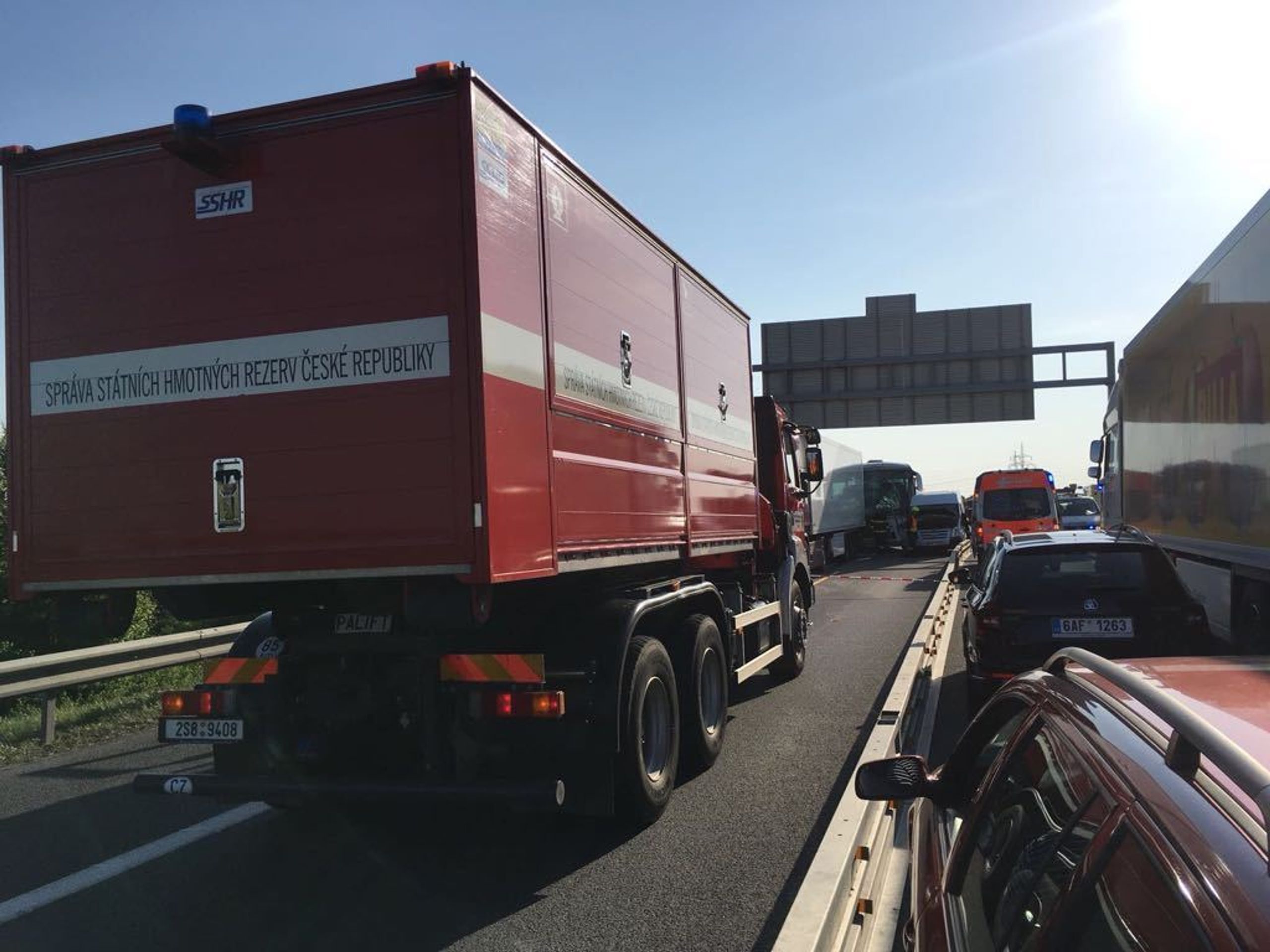Vážná nehoda kamionu, dodávky a autobusu na dálnici D5 u Prahy - 3 - GALERIE: Vážná nehoda kamionu, dodávky a autobusu na dálnici D5 u Prahy (3/5)