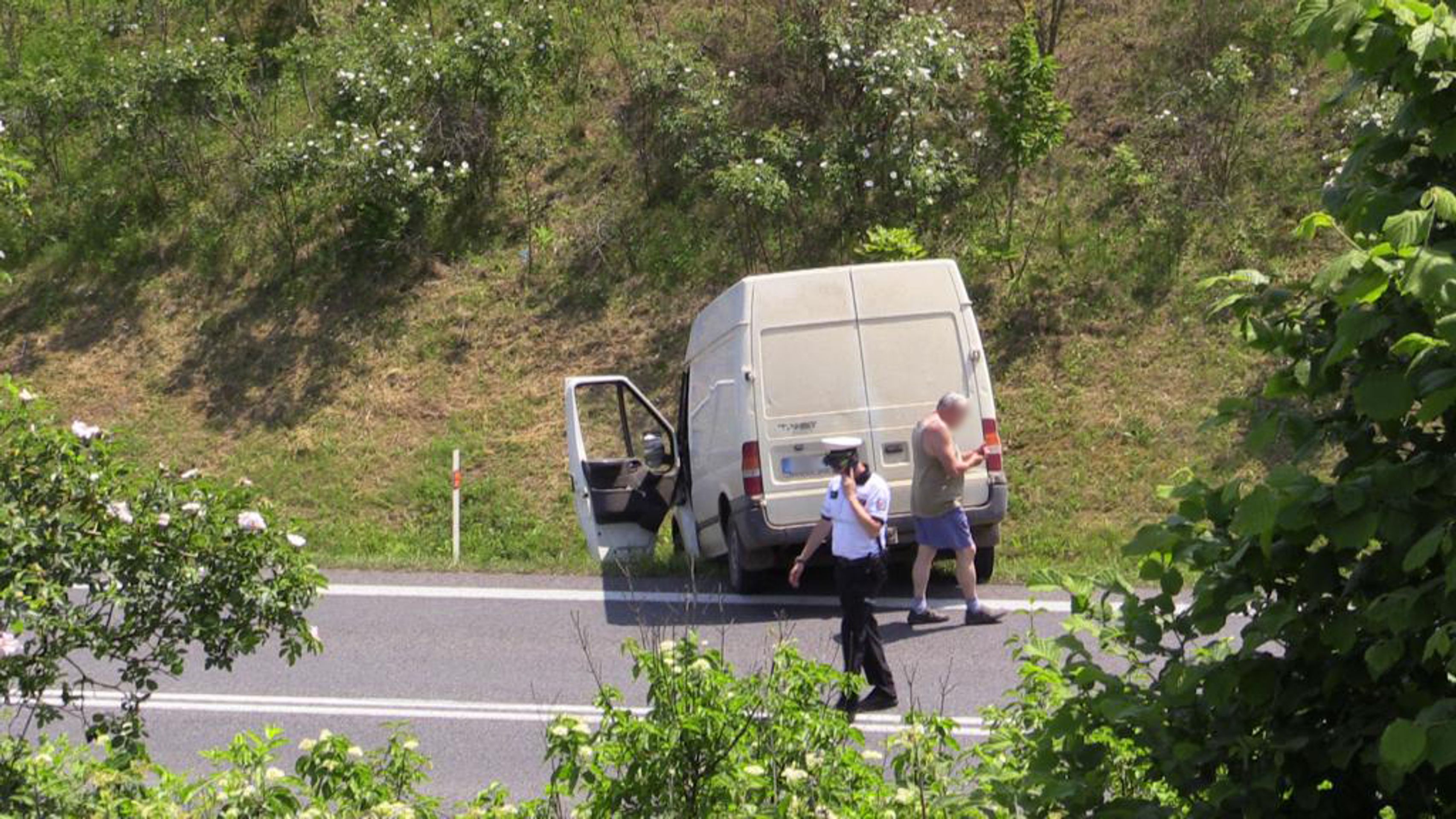 Tragická dopravní nehoda osobního auta kamionu a dodávky na Mělnicku - 4 - GALERIE: Tragická dopravní nehoda osobního auta kamionu a dodávky na Mělnicku (4/9)