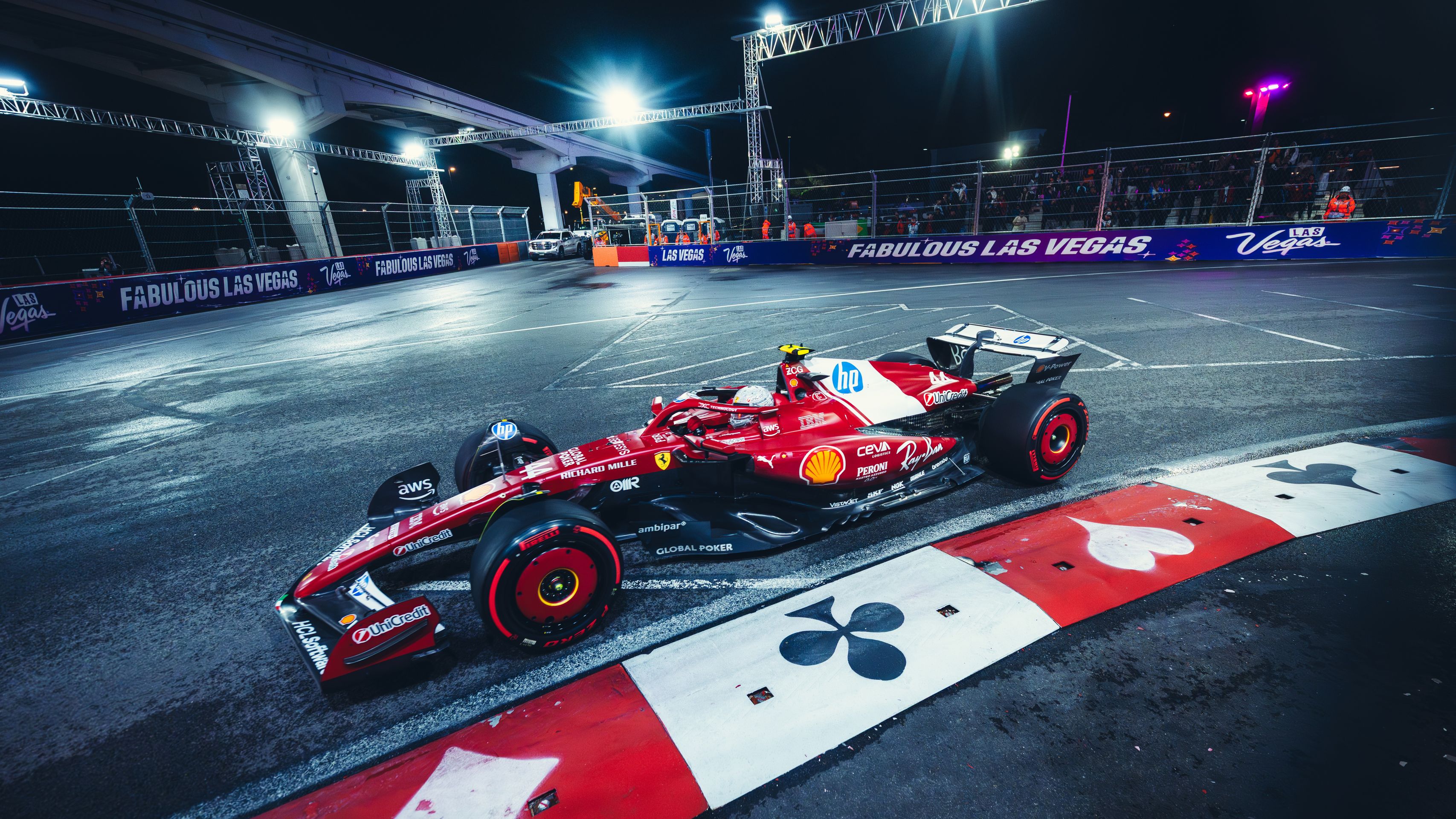 Lewis Hamilton měl ve Vegas i nový design přilby - Velká cena Las Vegas Formule 1 (13/15)