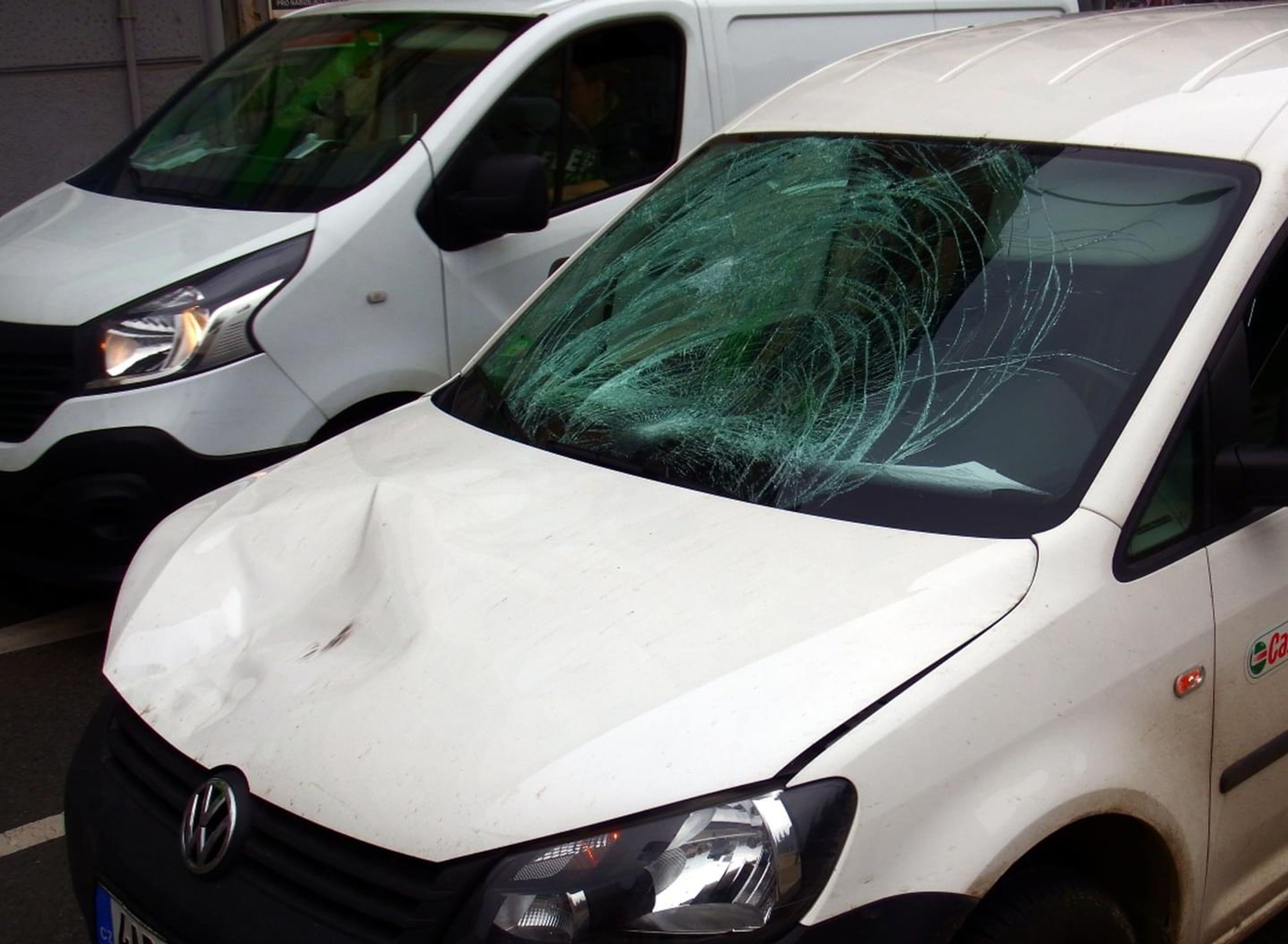 Muže srazilo auto, když dobíhal tramvaj - 1 - GALERIE: Muže srazilo auto, když dobíhal tramvaj (1/9)