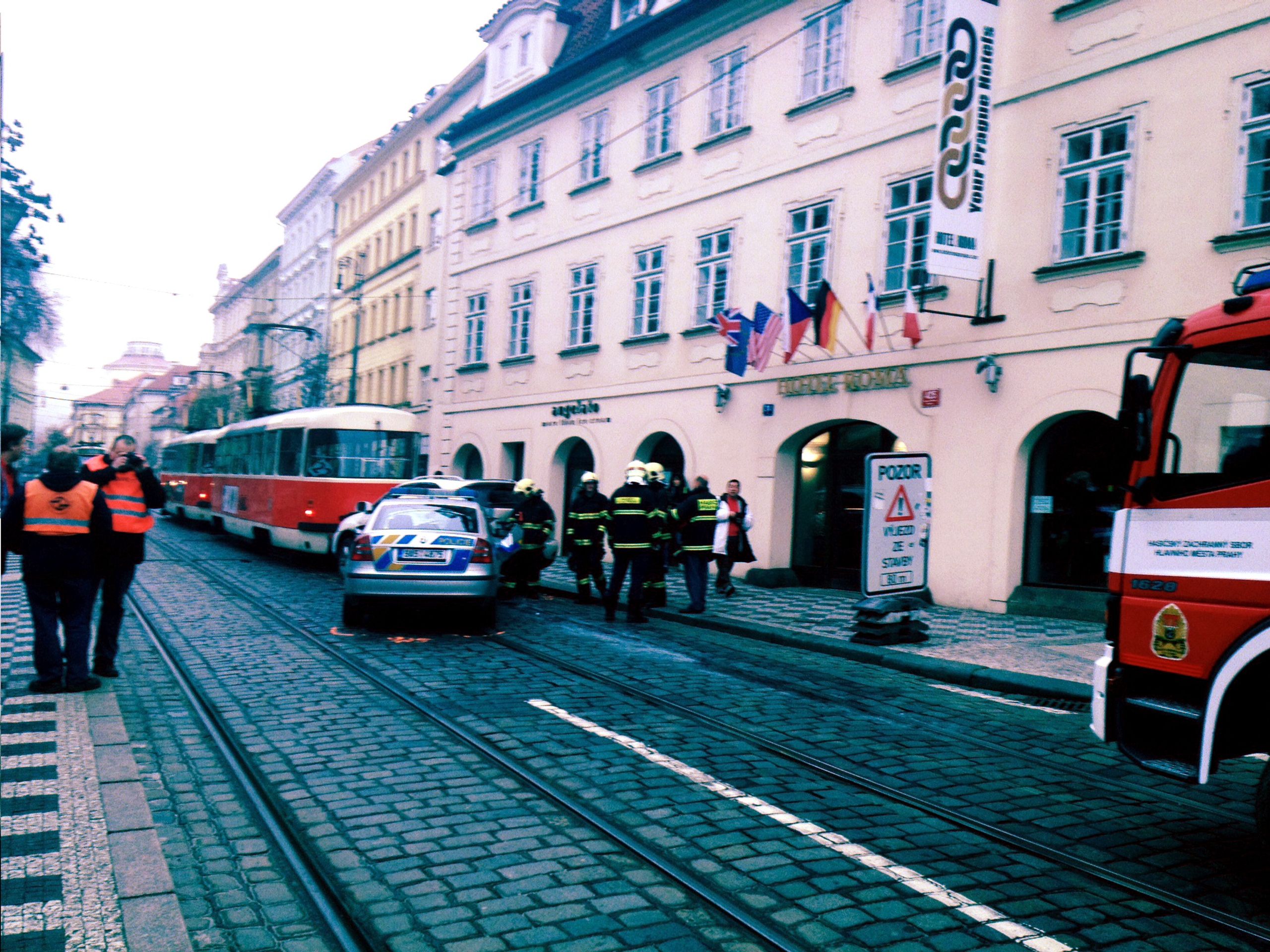 Nehoda policejního auta, SUV a tramvaje v Praze - GALERIE: Nehoda policejního auta, SUV a tramvaje (2/4)
