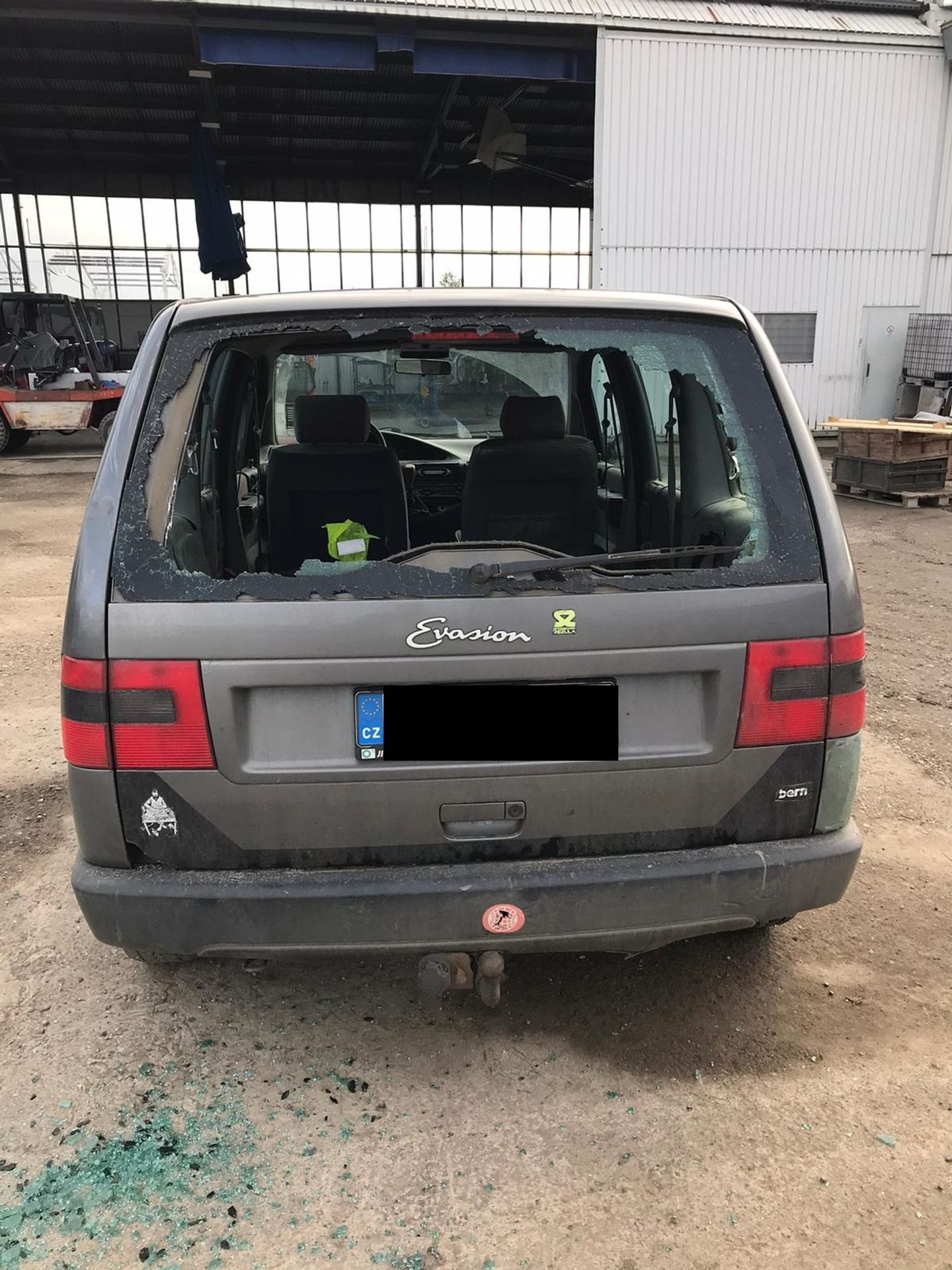 Řidič na Berounsku nacouval do stojícího letadla - 2 - GALERIE: Řidič na Berounsku nacouval do stojícího letadla (4/6)