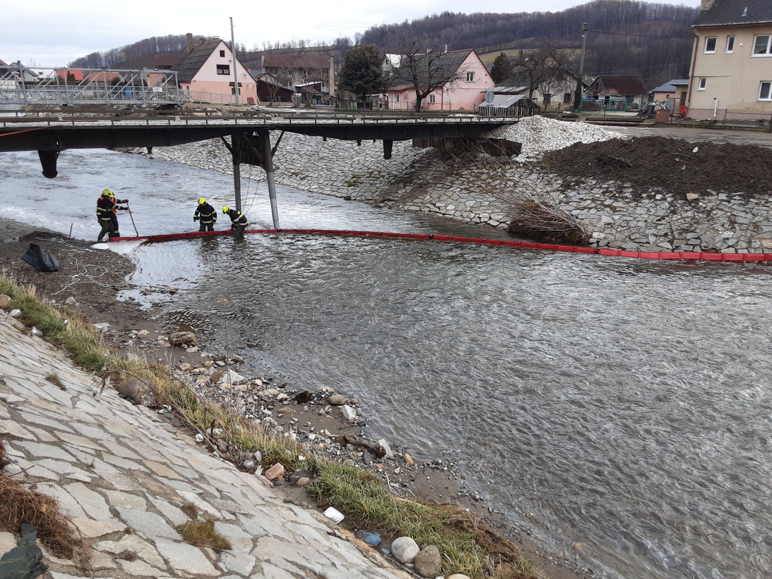 Únik oleje z bagru na řece Bělé v České Vsi (1) - Únik oleje z bagru na řece Bělé v České Vsi (2/3)
