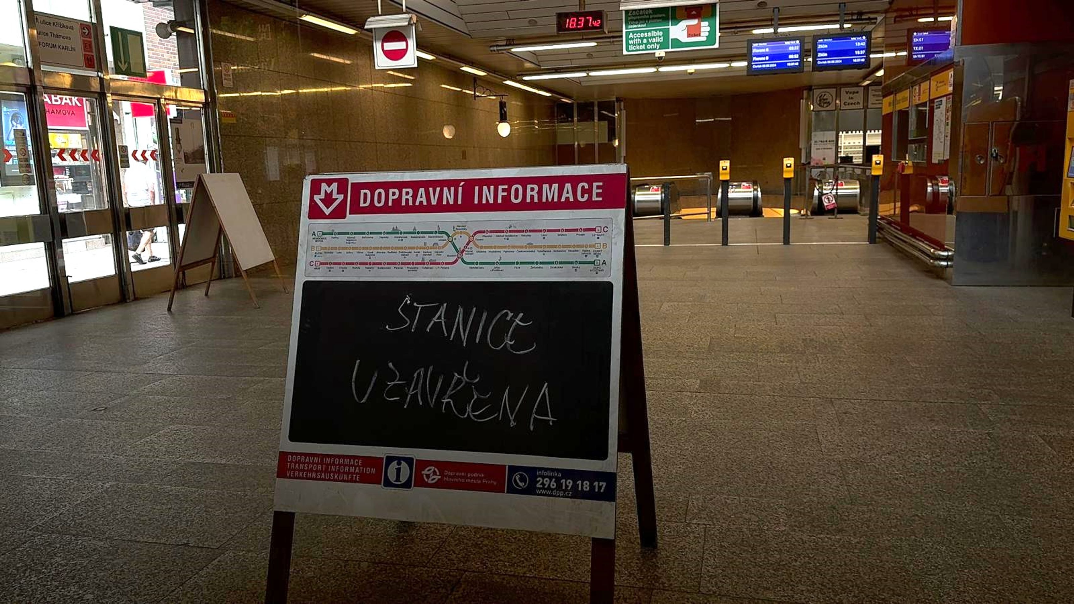 Uzavřená stanice Križíkova - Pád slepce pod metro (4/7)