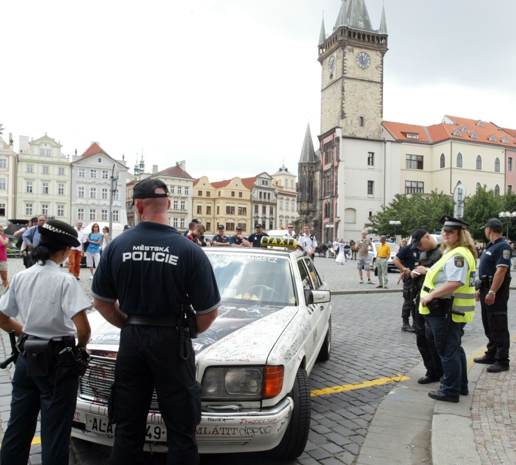 Potyčka mezi taxikáři a strážníky v Praze-1 - GALERIE: Potyčka mezi strážníky a taxikáři (8/8)