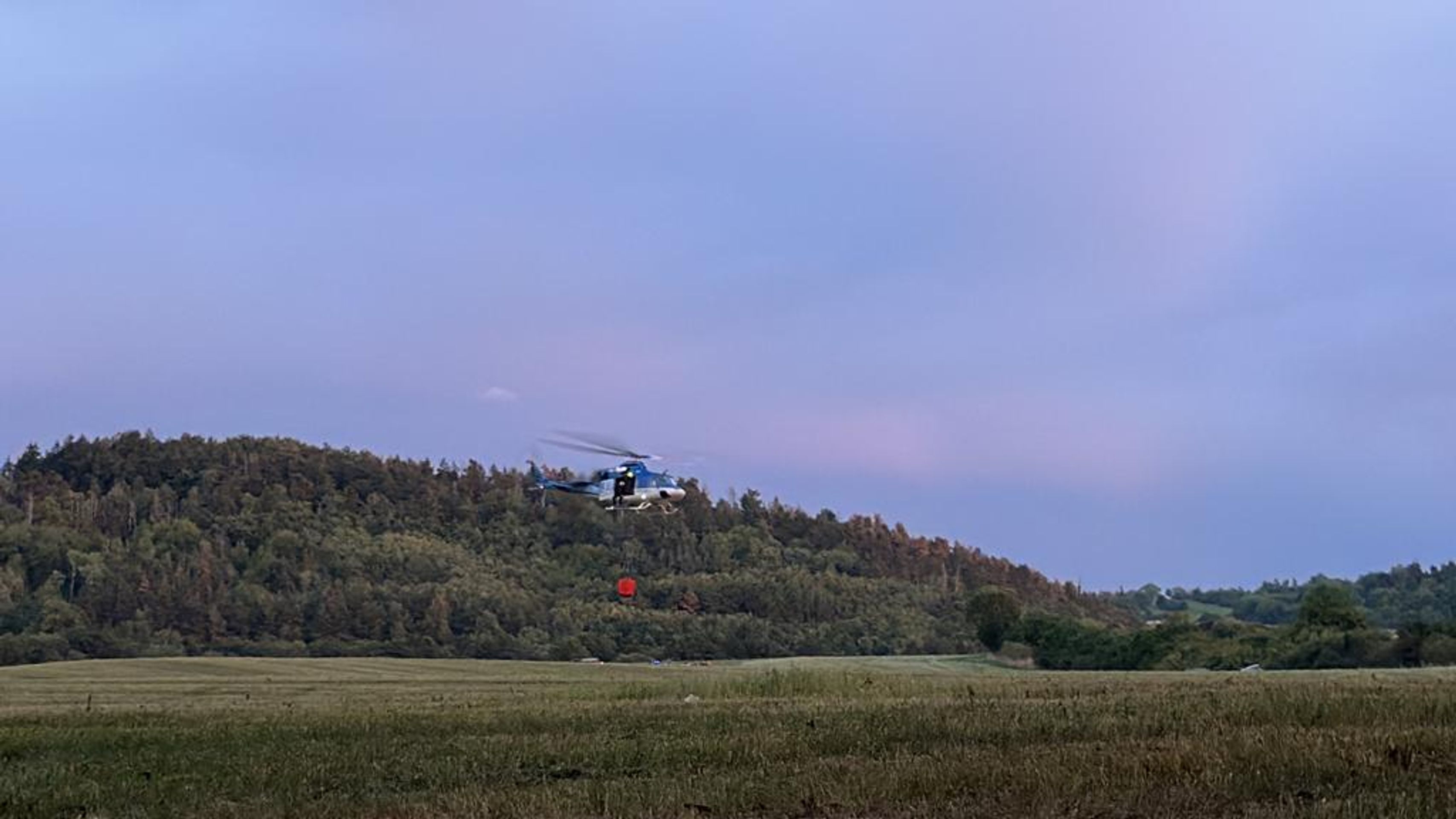 Na místě zasahuje vrtulník - Požár třídírny odpadu v Dolních Hbitech (8/12)