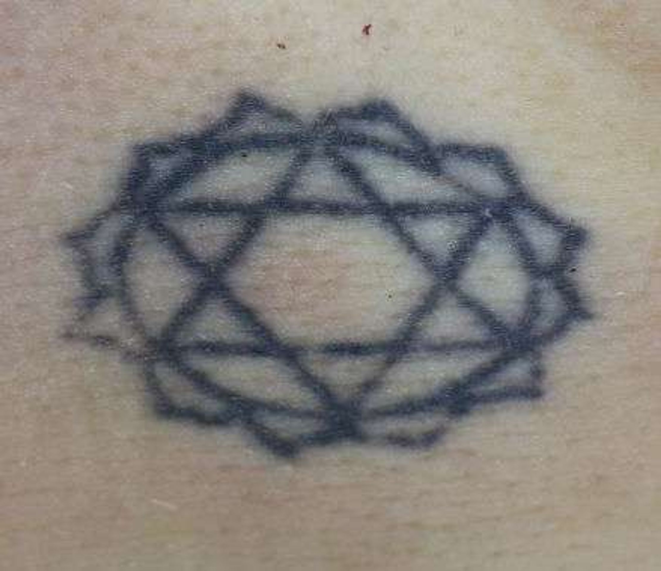 Tetování - symbol čakry (šesticípá hvězda) - V kolejišti našli sraženou ženu (1/6)