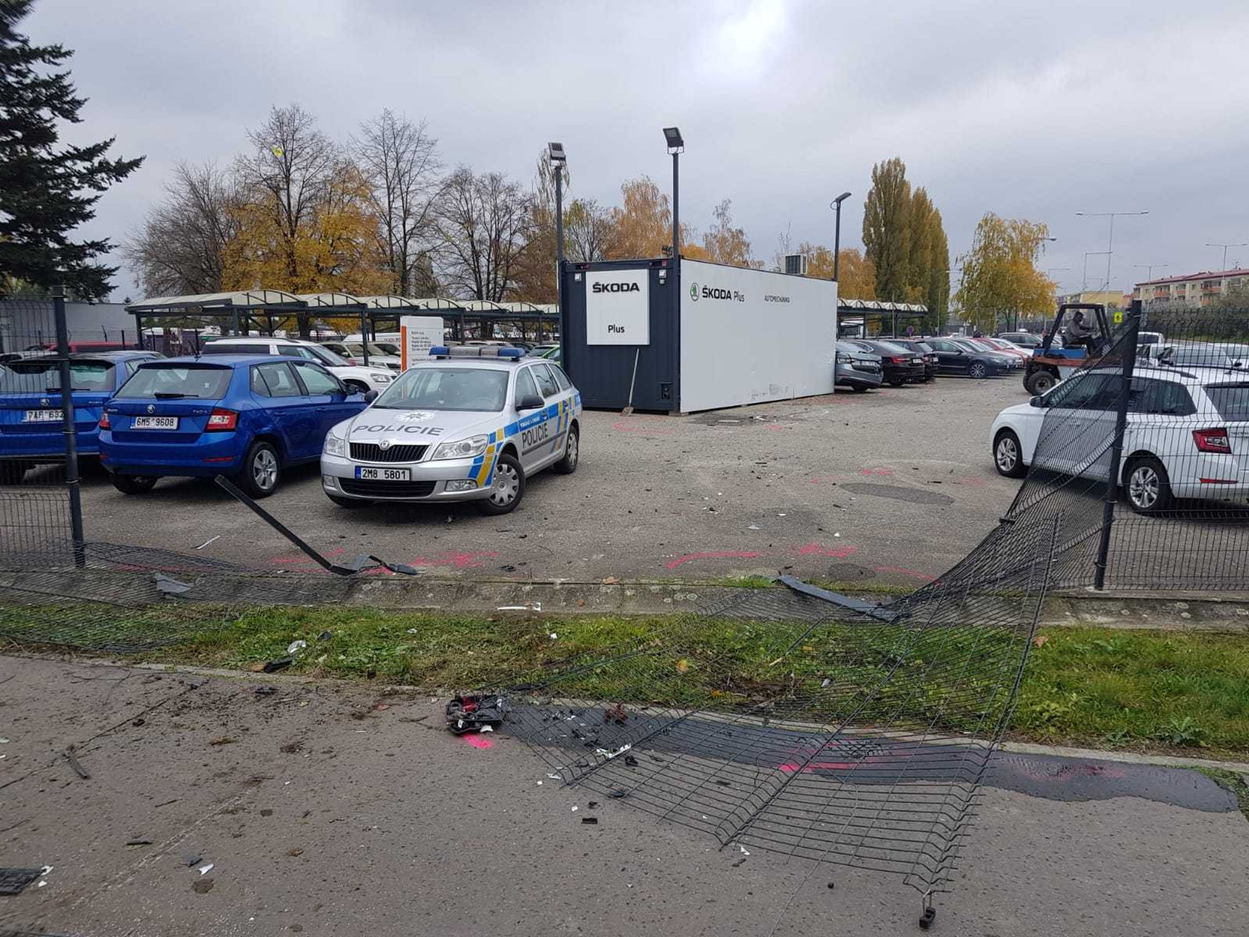 Nákladní auto vjelo do autobazaru, kde nabouralo několik aut - 4 - GALERIE: Nákladní auto vjelo do autobazaru, kde nabouralo několik aut (4/17)
