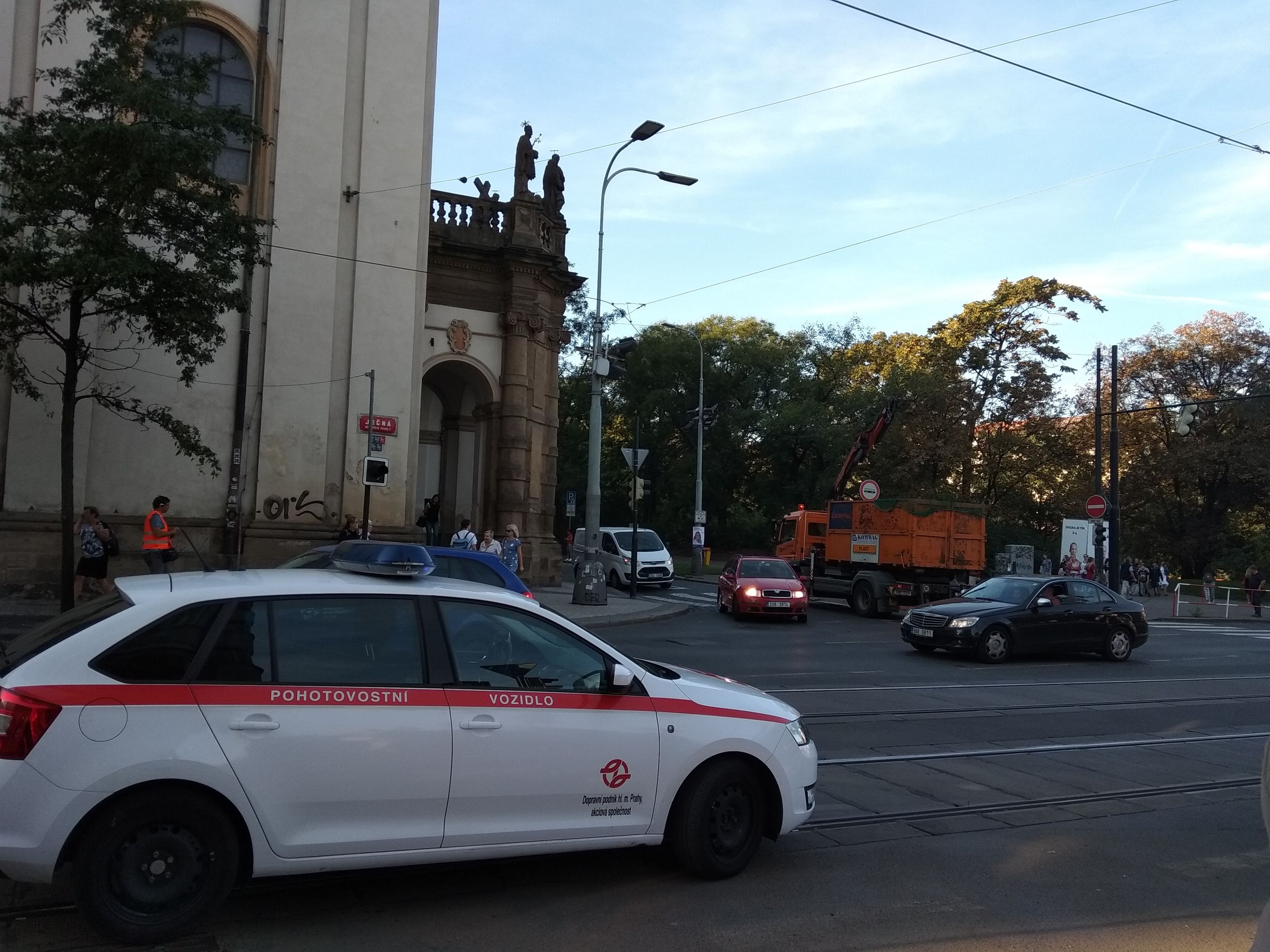 Kolaps dopravy v Praze kvůli spadlé troleji - 6 - GALERIE: Kolaps MHD v Praze kvůli spadlé troleji (6/7)