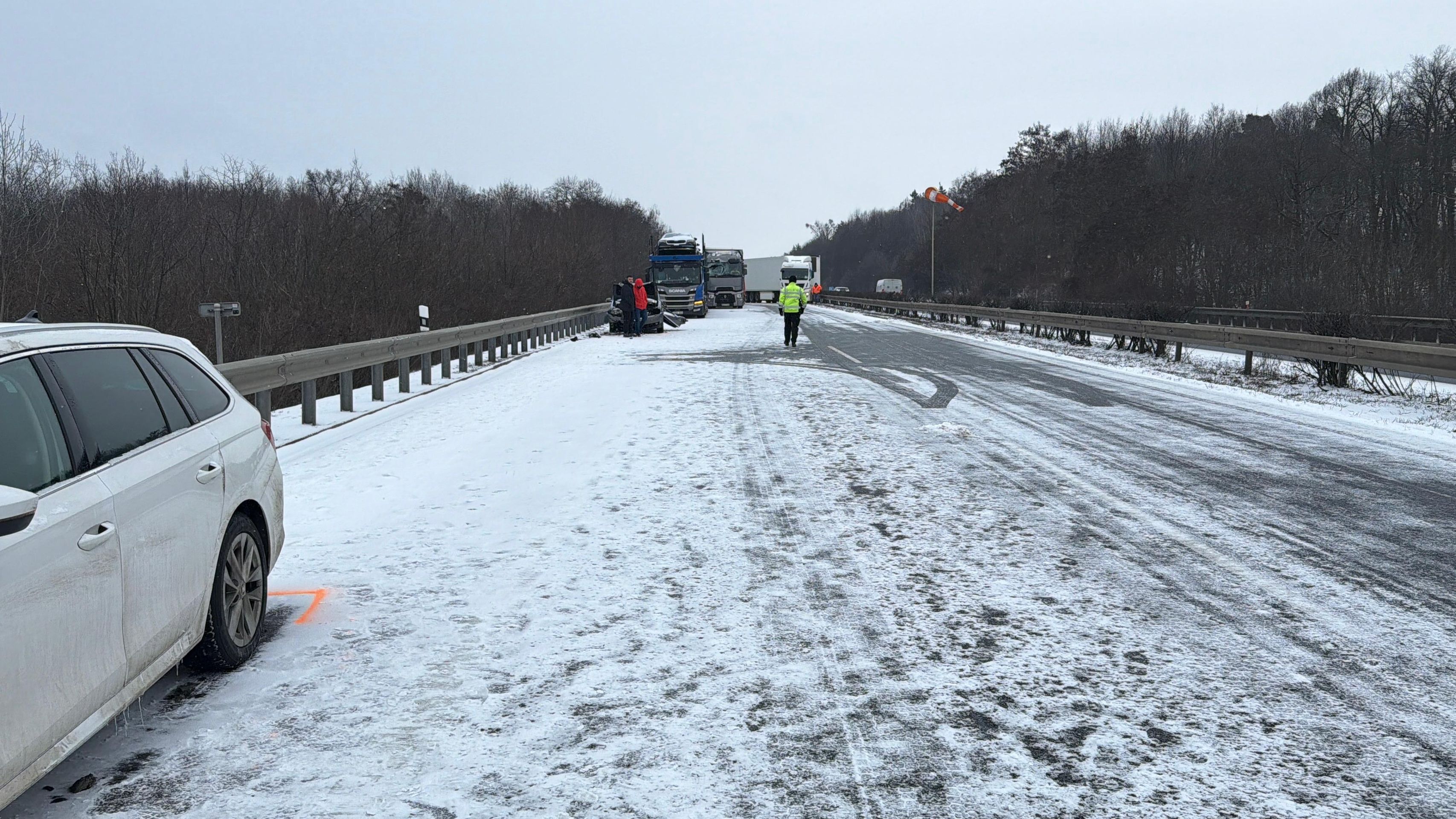 Zablokovaná dálnice D8 - Sníh způsobil dopravní komplikace (12/14)