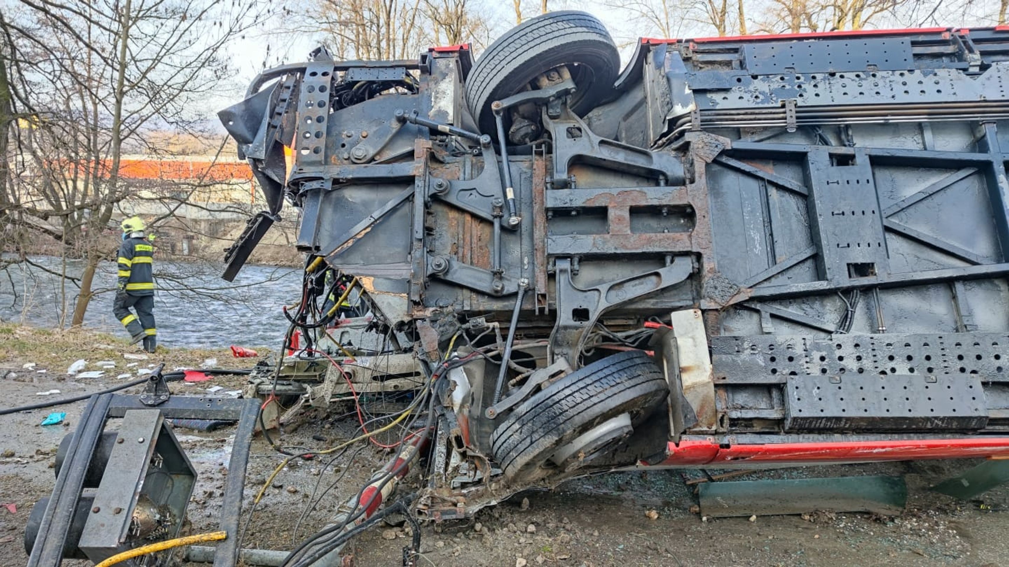 Srážka autobusu s vlakem na železničním přejezdu na Slovensku - 9 - GALERIE:Srážka autobusu s vlakem na železničním přejezdu na Slovensku (9/12)
