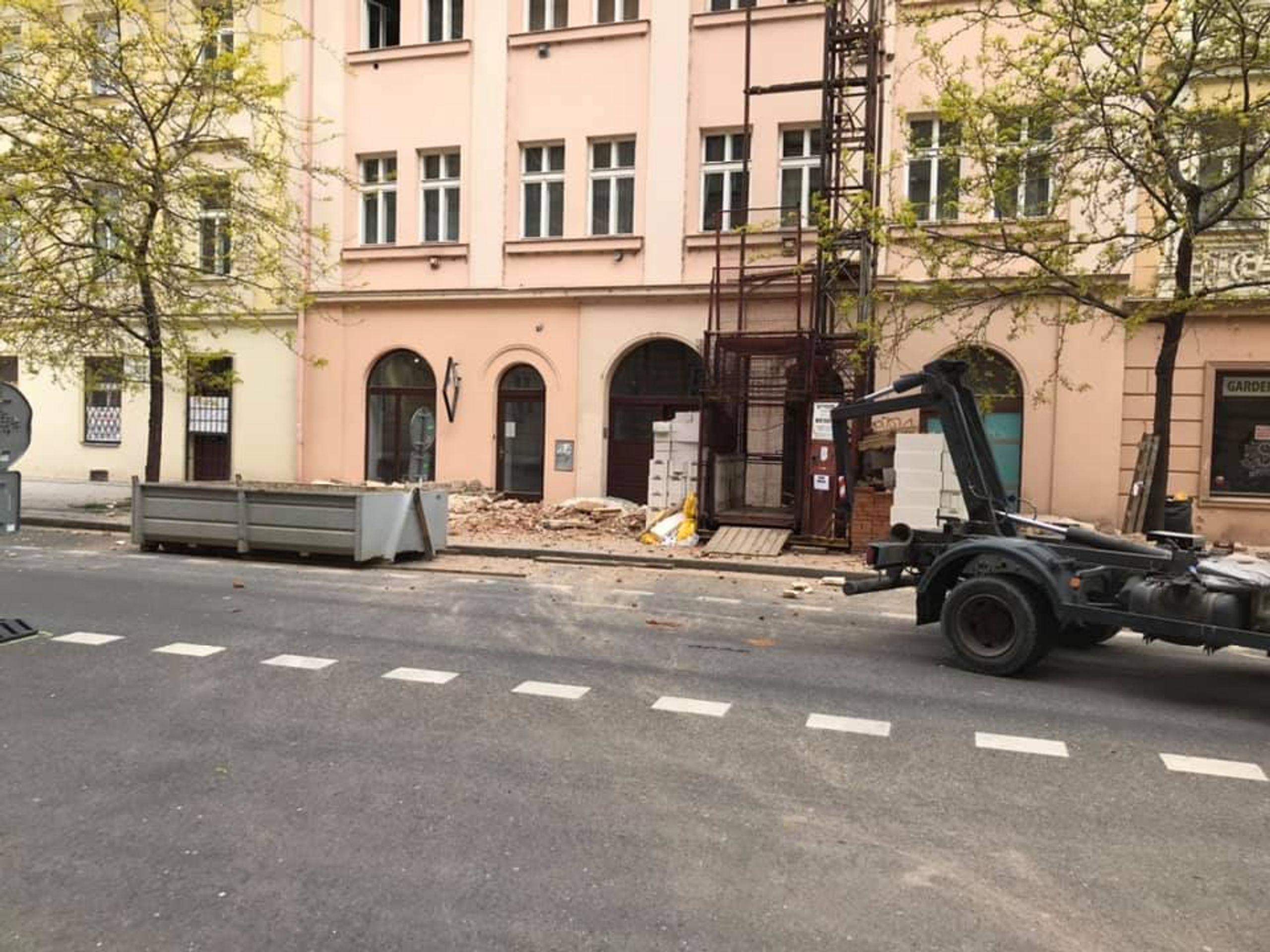 Pád římsy - 8 - GALERIE: Utržená římsa v Praze (2/9)