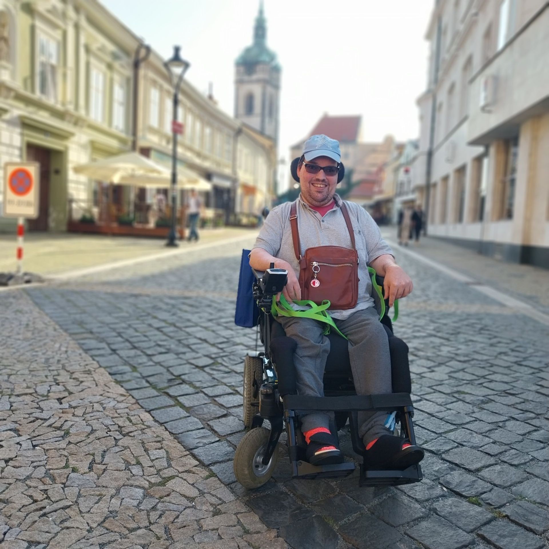 Pan Jakub se pohybuje jen s pomocí elektrického vozíku (4) - Pan Jakub se pohybuje jen s pomocí elektrického vozíku (1/4)