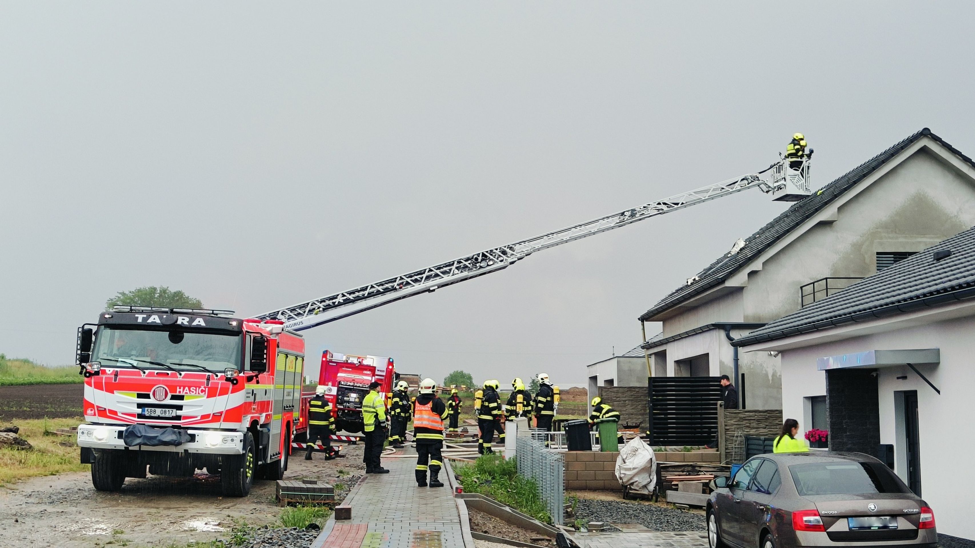 Do střechy uhodil blesk a způsobil požár v obci Mutěnice na Hodonínsku HZS Jihomoravského kraje (1) - Následky bouřek (5/11)