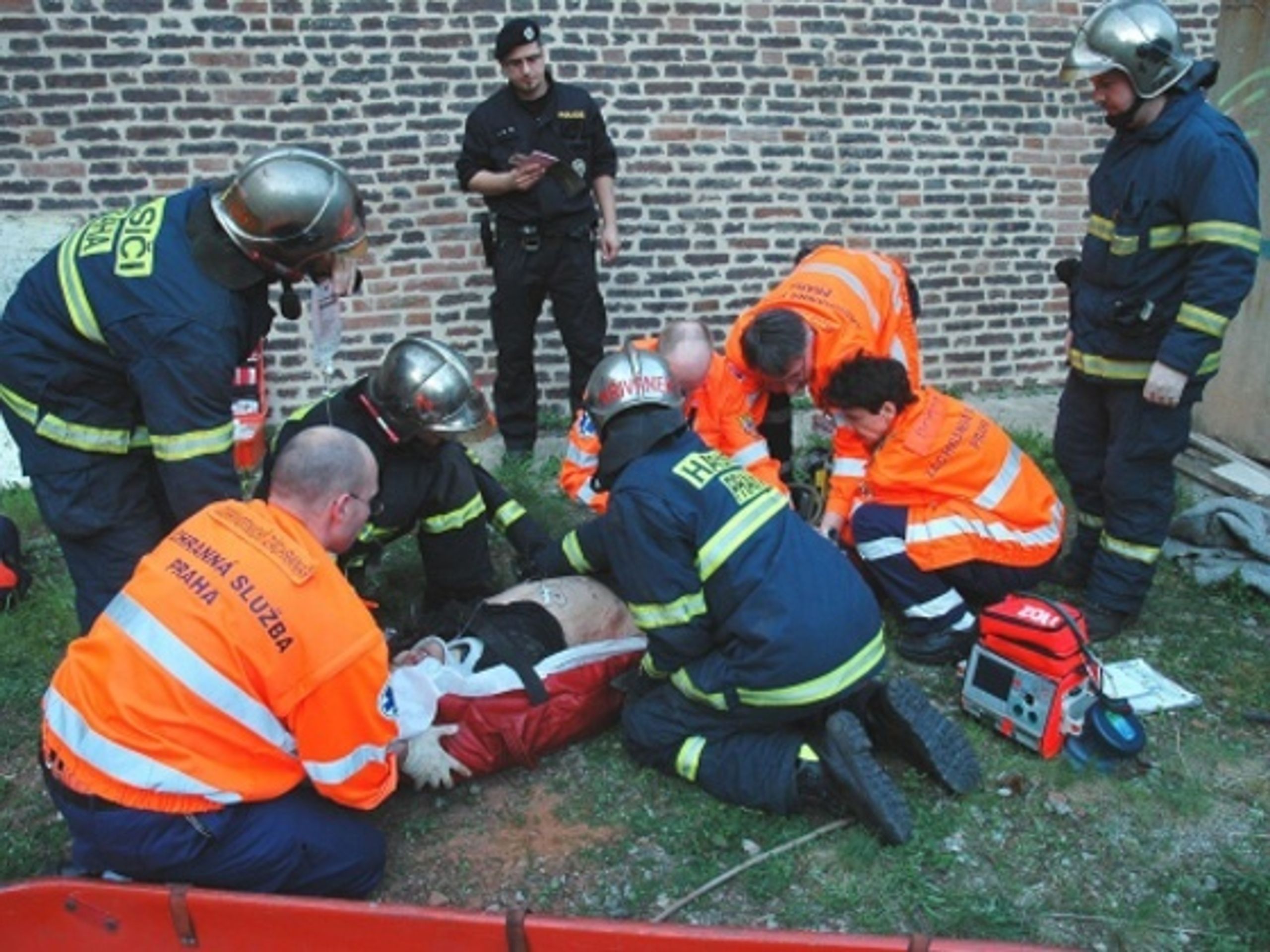 Mladík po pádu v péči záchranářů a hasičů - OBRAZEM: Mladík spadl z vyšehradských hradeb (3/3)