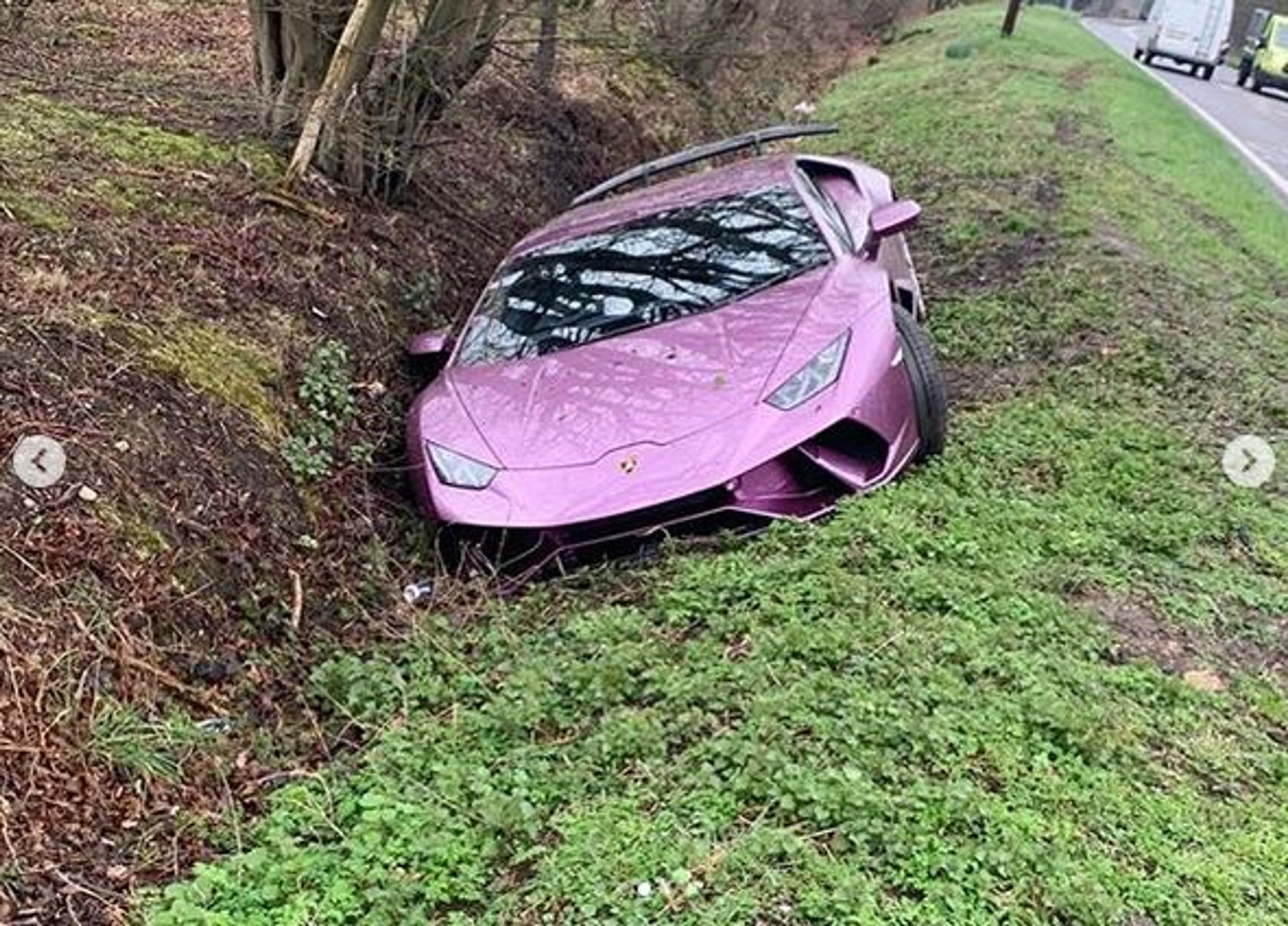 Milionář poslal lamborghini do příkopu - GALERIE: Lambo v příkopu (6/6)