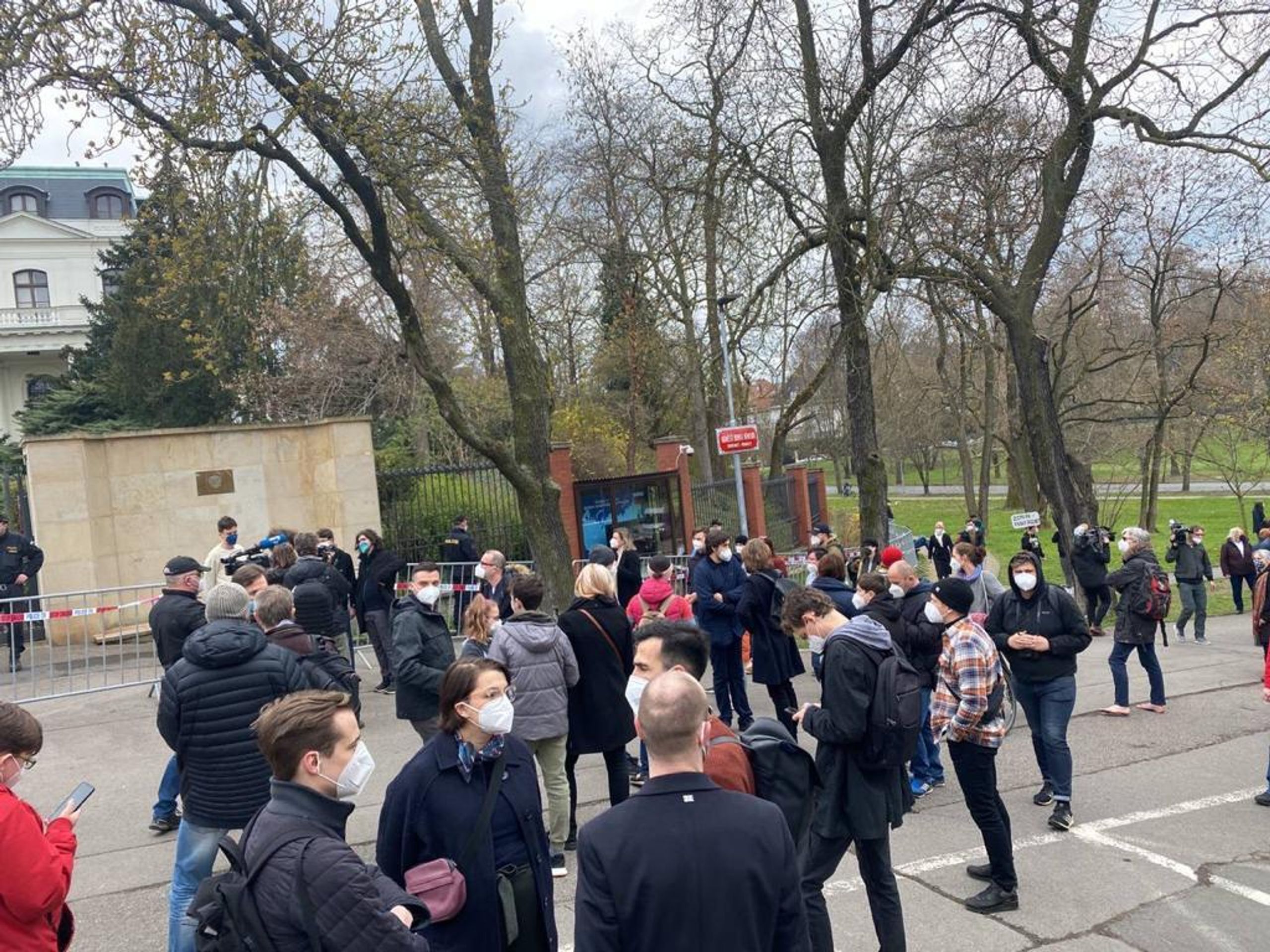 Demonstrace před ruskou ambasádou - 5 - GALERIE: Protesty před ruskou ambasádou v Praze (2/14)