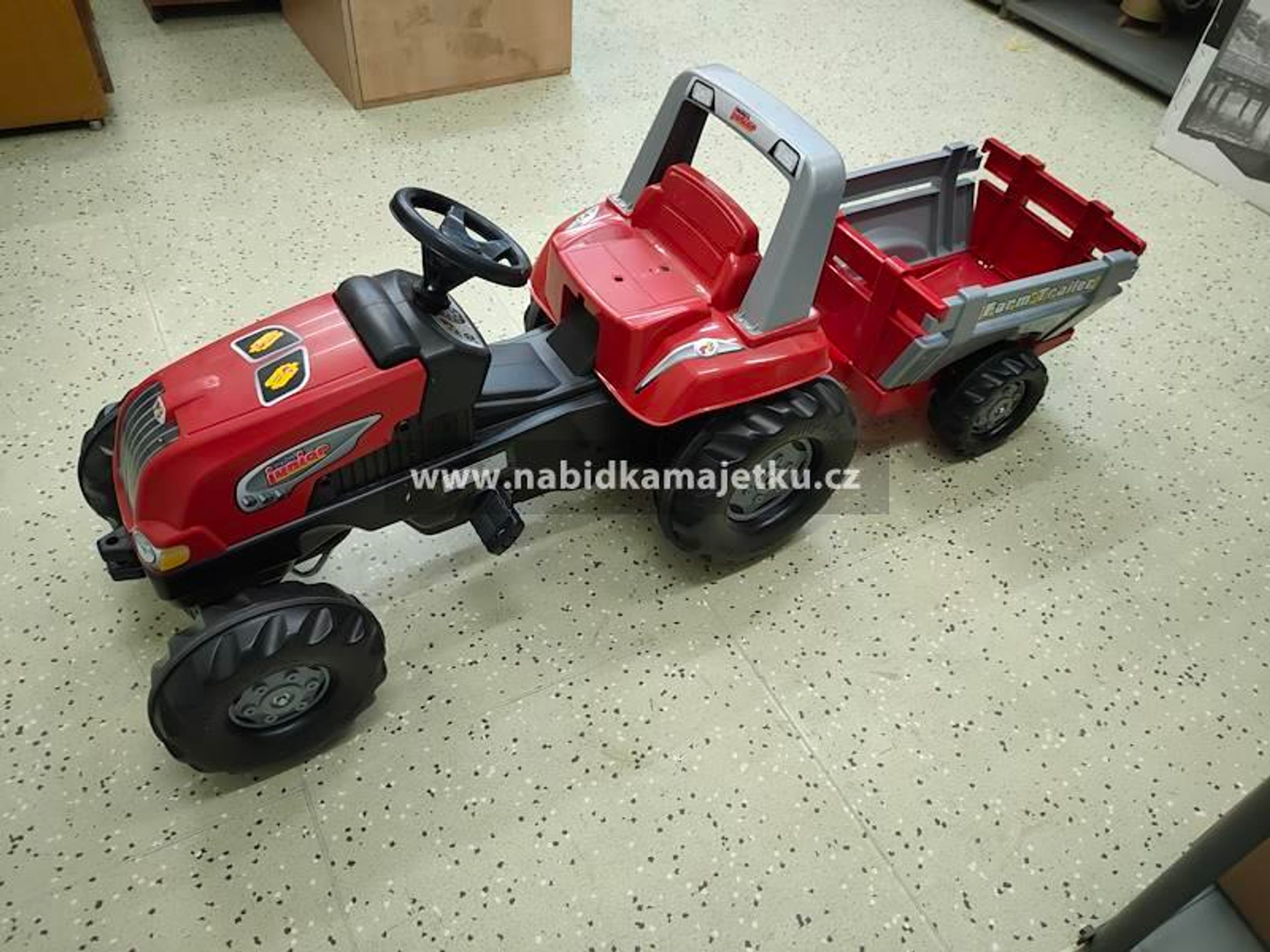 Šlapací traktor s vlečkou, Kroměříž - Stát rozprodává majetek (37/64)