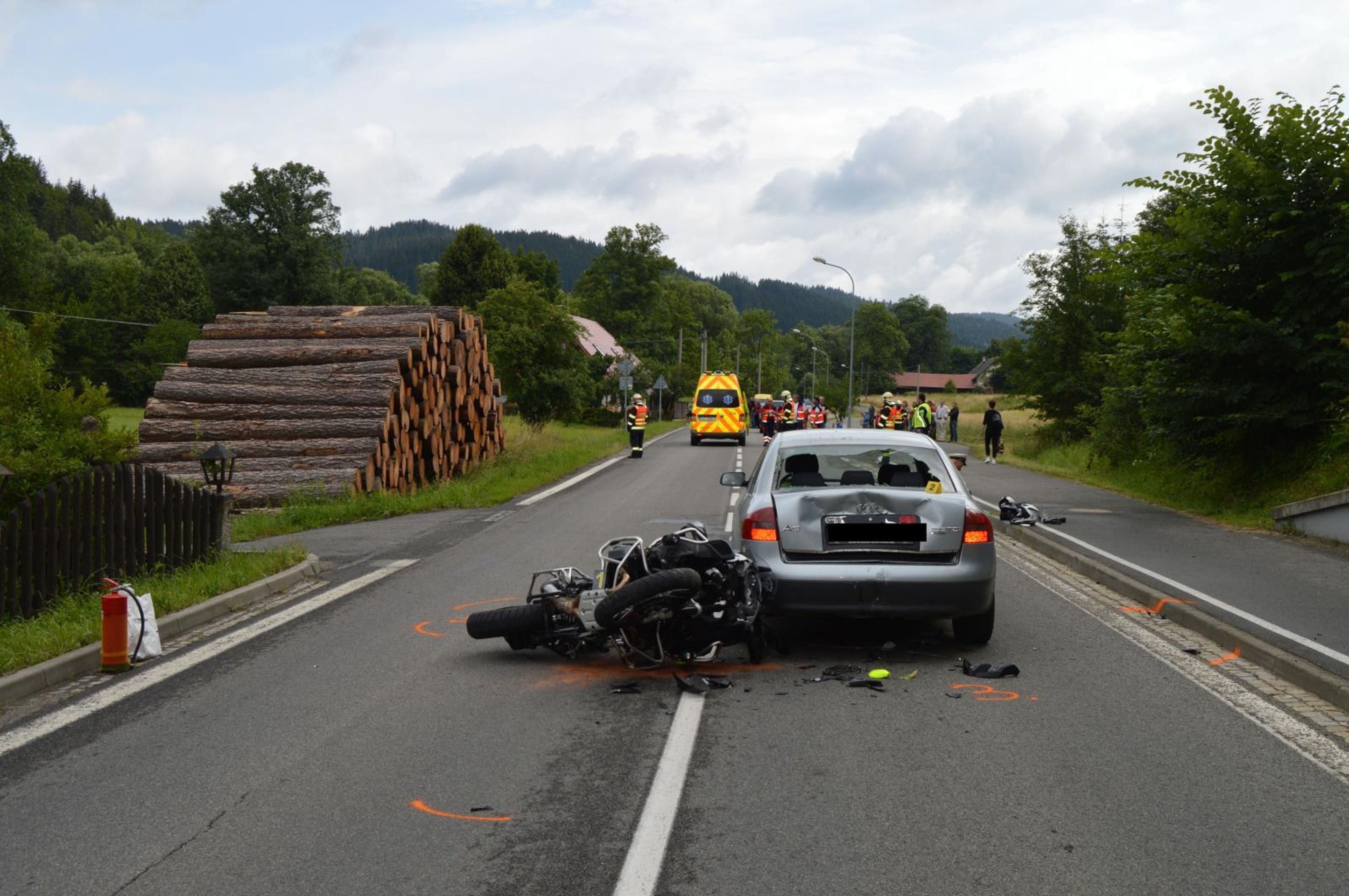 Spolujezdkyně se vážně zranila při nehodě motorky - 6 - GALERIE: Vážná nehoda na Vsetínsku (3/8)