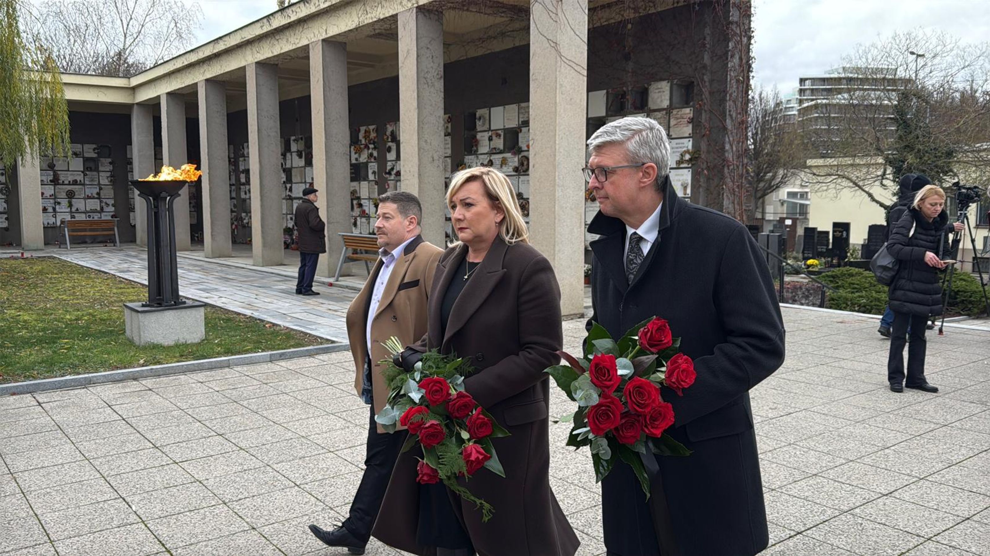 Alena Schillerová a Karel Havlíček na pohřbu Marie Benešové - Pohřeb Marie Benešové (8/17)