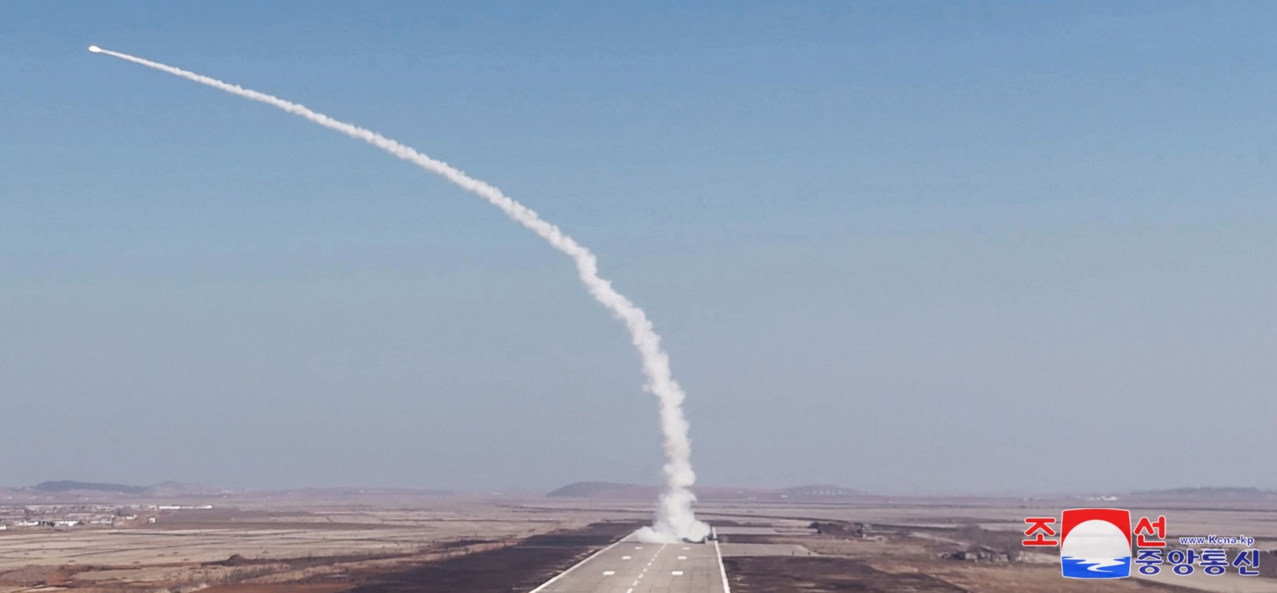 Severní Korea provedla zkušební odpálení nejnovějšího protiletadlového raketového systému, 20. 3. 2025 - Severokorejský vůdce Kim Čong-un sleduje nový raketový test (1/4)