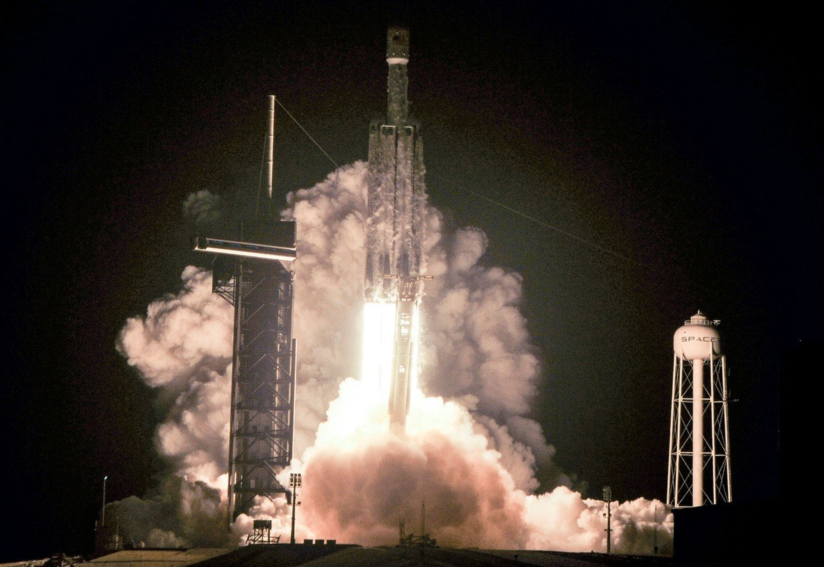 Falcon Heavy při startu - GALERIE: Třetí start rakety Flacon Heavy (3/3)