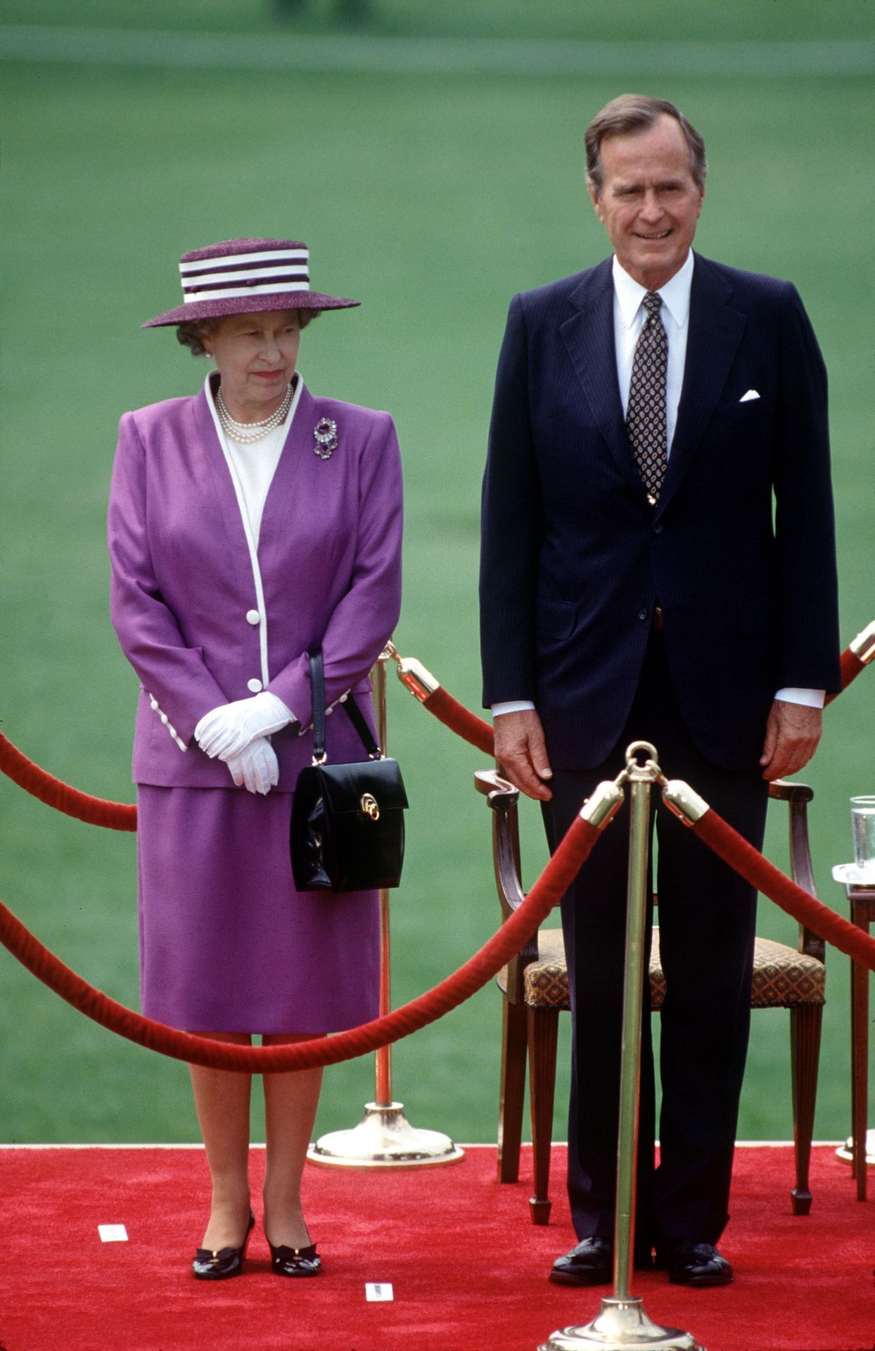 Britská královna Alžběta II. - 3 - GALERIE: Elegantní dáma i babča v šátku, to jsou proměny královny Alžběty II. (13/15)