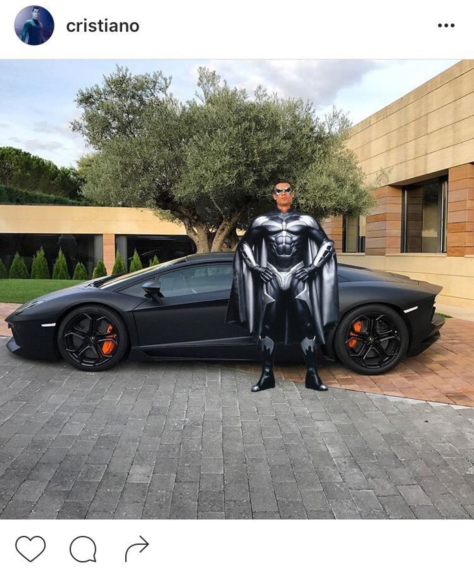 Cristiano Ronaldo - 13 - GALERIE: Cristiano Ronaldo se svým Lamborgini se stal terčem vtipálků... (4/8)