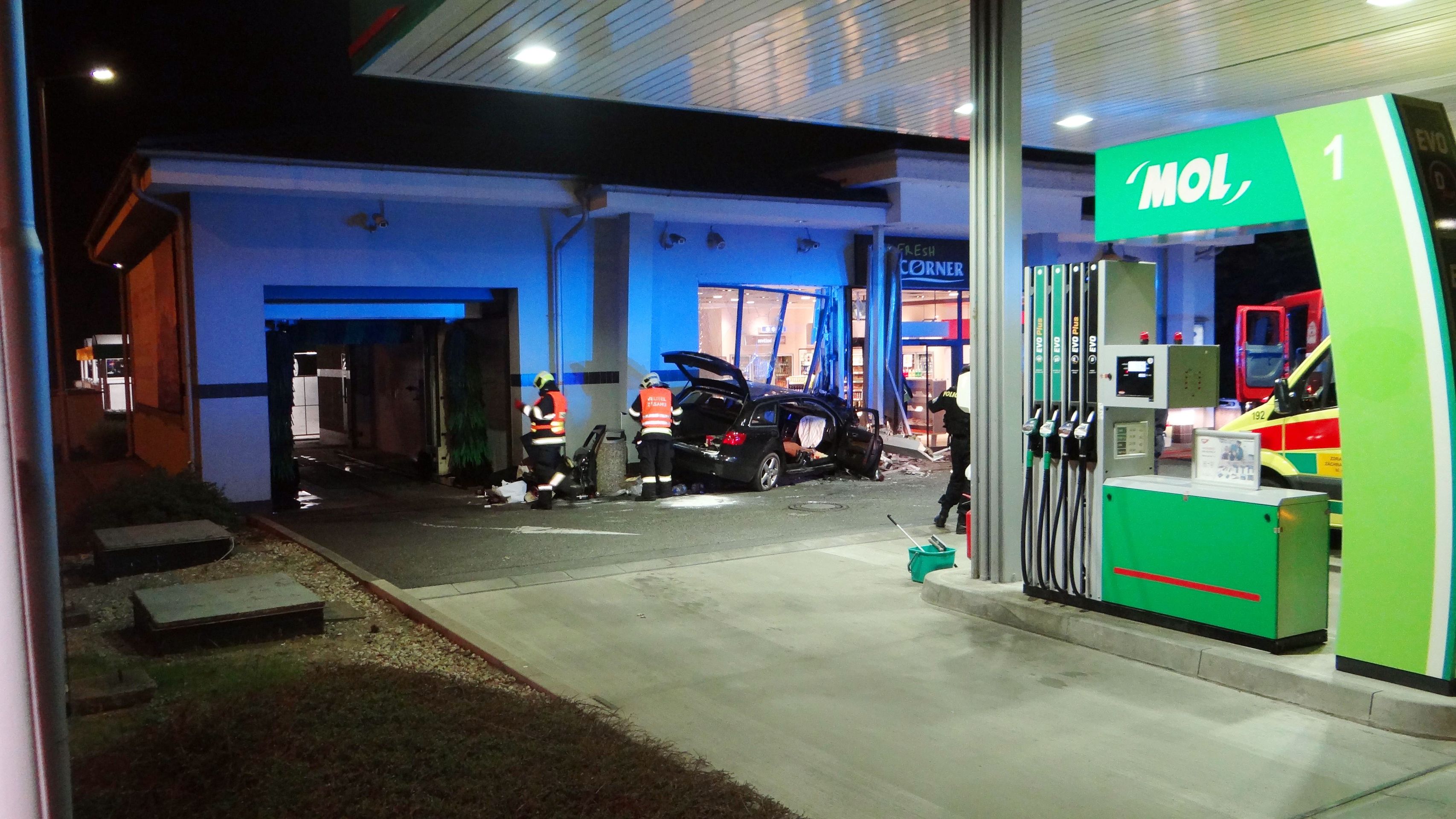 Auto je na odpis, značná škoda bude i na budově benzinky - GALERIE: Auto narazilo v Praze do benzinové pumpy (4/7)