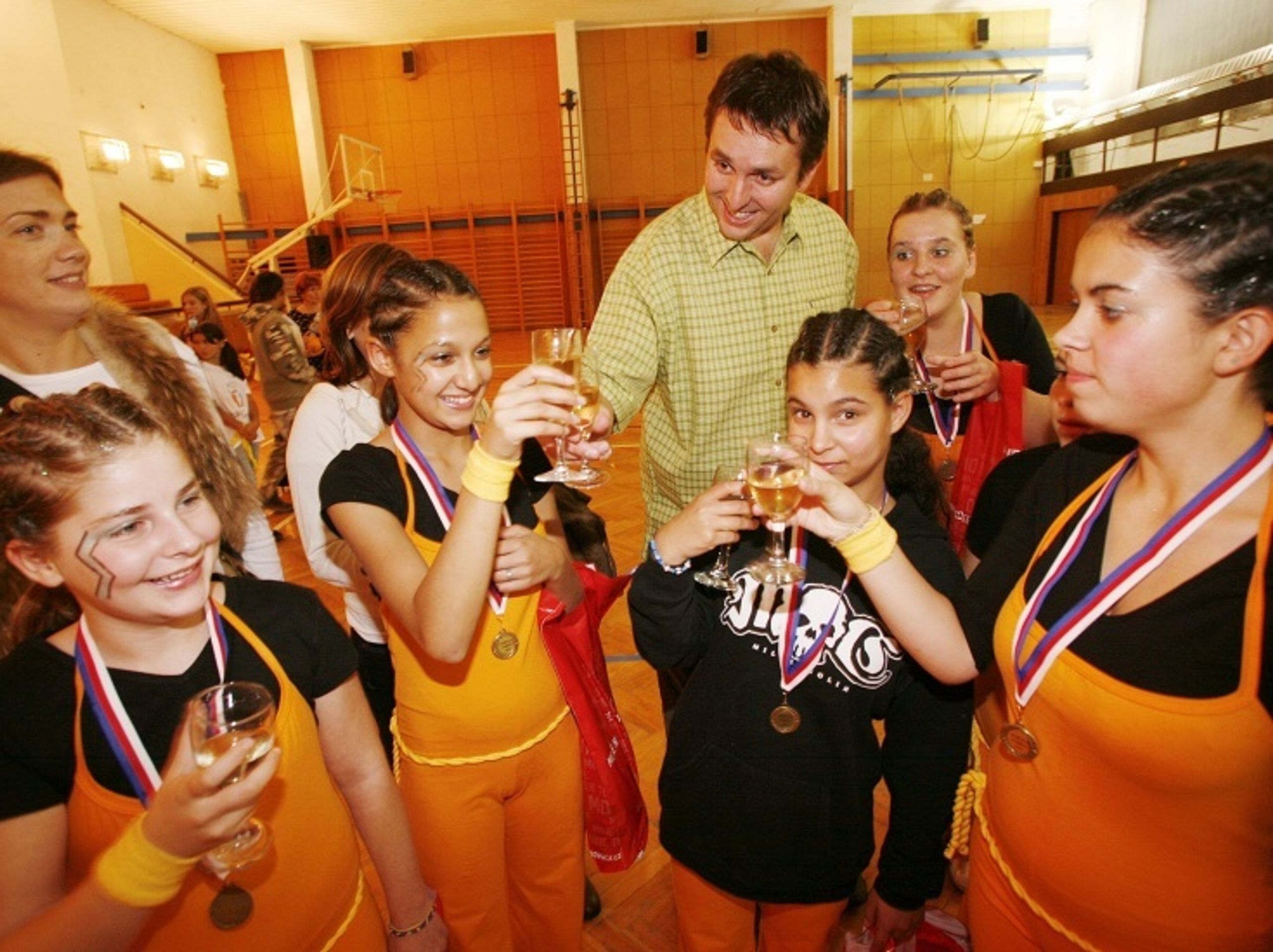 Tomáš Hauptvogel své děti, které si ho hned vzaly za svého, povzbuzoval tak dobře, že to dotáhly na bronzovou medaili. Nezbytný přípitek dětským šampaňským.  - FOTOREPORTÁŽ: Dětské domovy bojovaly jako o život (13/13)
