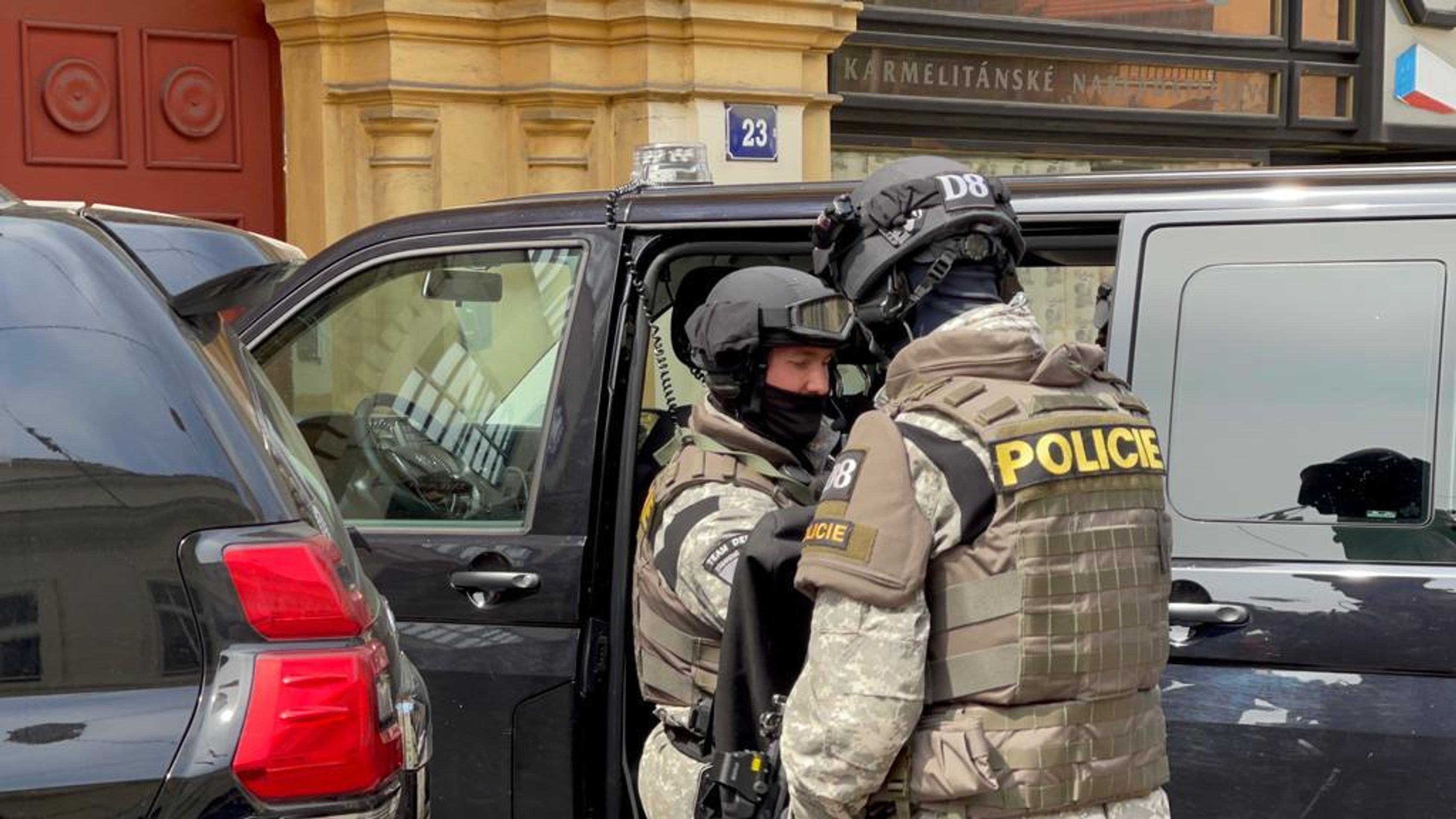 Ozbrojené vloupání v centru Prahy - 6 - GALERIE: Ozbrojení útočníci v bytě v Praze (12/23)