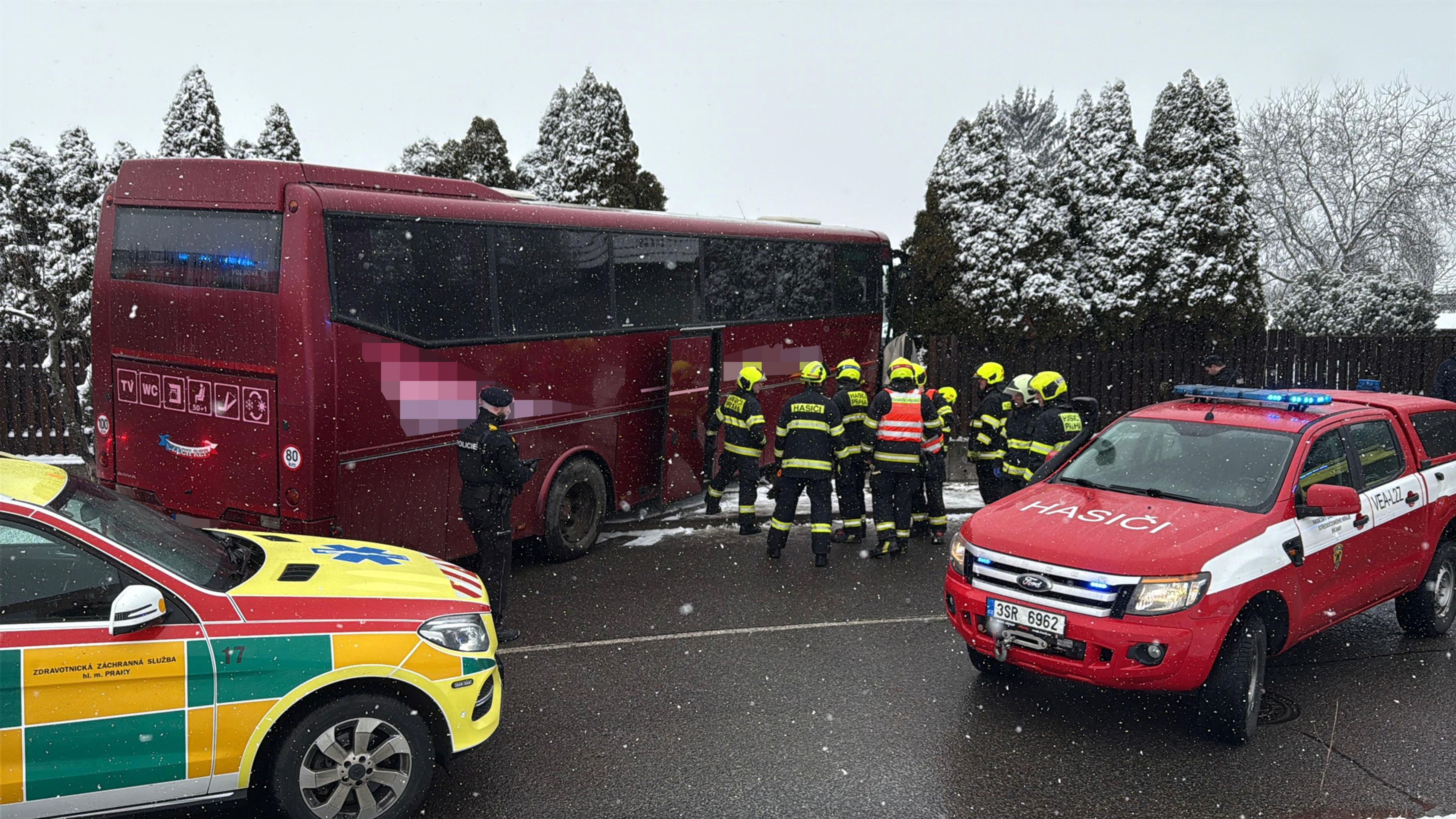 Náraz autobusu do plotu v Praze (1) - Ledovka komplikuje dopravu (16/16)